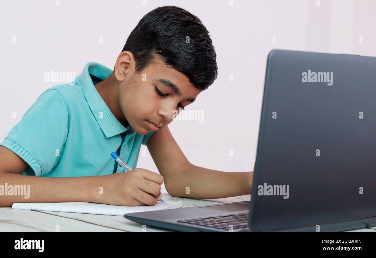 Carino bambino asiatico imparare classe studio online con videochiamata dal tablet a casa .Social concetto di distanziamento. Foto Stock