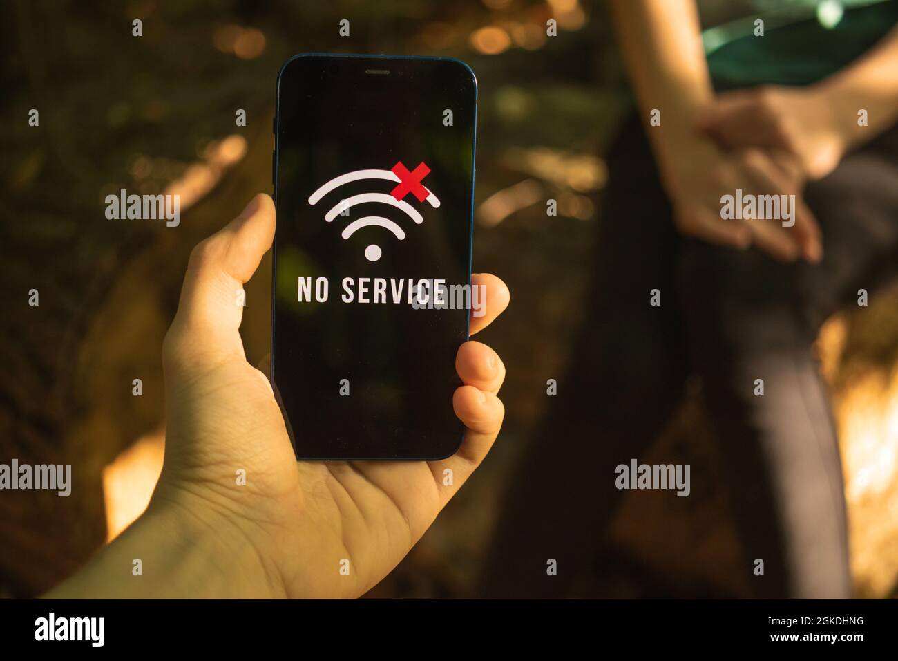 Persone perse nel bosco, alla ricerca di aiuto, tenere a mano il telefono cellulare senza copertura cellulare, alla ricerca del servizio o concetto di segnale Foto Stock