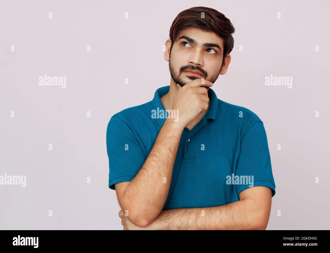 Giovane uomo con camicia blu che pensa espressione su sfondo isolato. Foto Stock