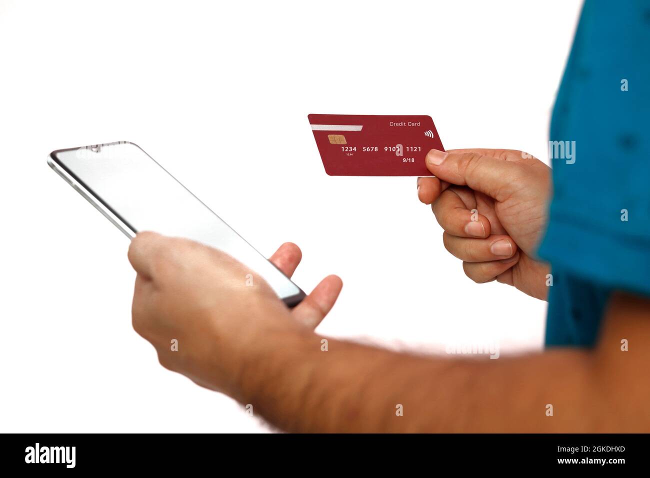 Pagamento Online,l'uomo con le mani in mano in possesso di una carta di credito e utilizzo di smart phone per lo shopping online. Foto Stock