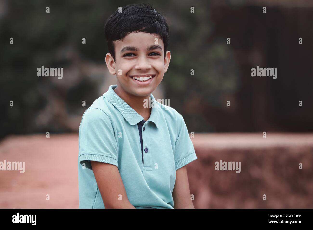 Ritratto di ragazzo indiano piccolo felice sorridente, indiano bambino all'aperto posizione. Foto Stock