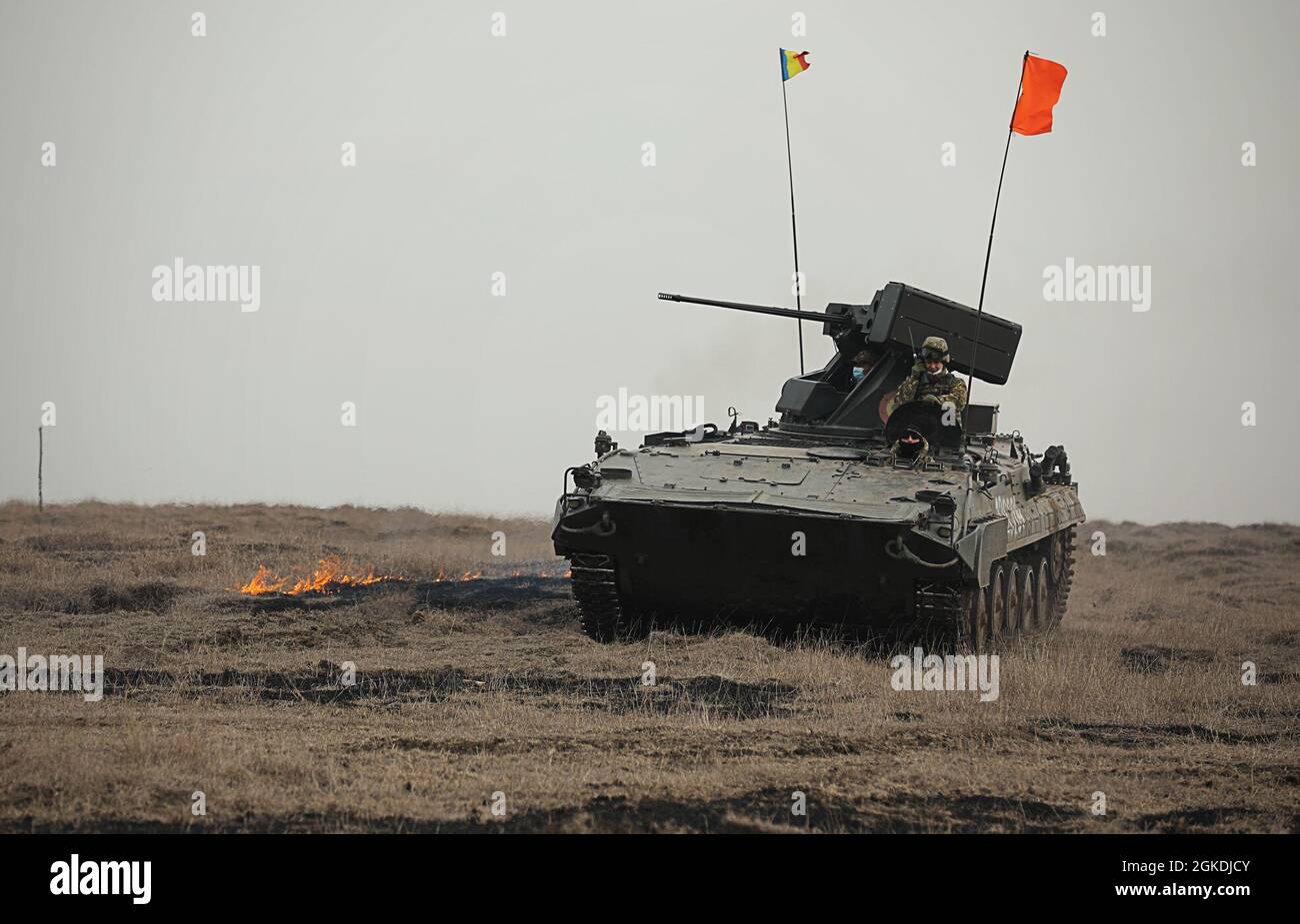 AREA DI ADDESTRAMENTO SMARDAN, Romania—soldati rumeni navigano in un serbatoio di battaglia principale TR-85 attraverso un obiettivo di addestramento durante l'esercizio della forza congiunta Justice Eagle qui, marzo 23. L'esercizio ha visto la partecipazione di Stati Uniti, Polonia e Romania. Atlantic Resolve training events come Justice Eagle rafforza i legami tra gli alleati della NATO e mette in mostra forze coesive, pronte e capaci. Foto Stock