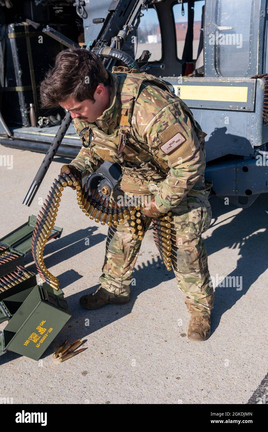 I membri di 11 squadroni di salvataggio con HH-60 Pave Hawk’s partecipano allo Spud Smoke 21, partendo da Gowen Field al Orchard Combat Training Center, Idaho, 8-28 marzo 2021. Spud Smoke 21 è un esercizio che si concentra sui fondamentali dell'impiego delle armi e sugli ambienti dinamici di minaccia. Gli squadroni partecipanti includono il 55esimo Squadrone di salvataggio, il 79 RQS, il 655esimo Squadrone di manutenzione dell'aria e il 563 Squadrone di supporto operativo della base dell'aeronautica di Davis-Monthan, il 66 RQS, il Seal Team 7, il 58 RQS, il 34esimo Squadrone di armi e il 855 AMXS della base dell'aeronautica di Nellis, 512 RQS dalla base dell'aeronautica di Kirtland e dalla t Foto Stock