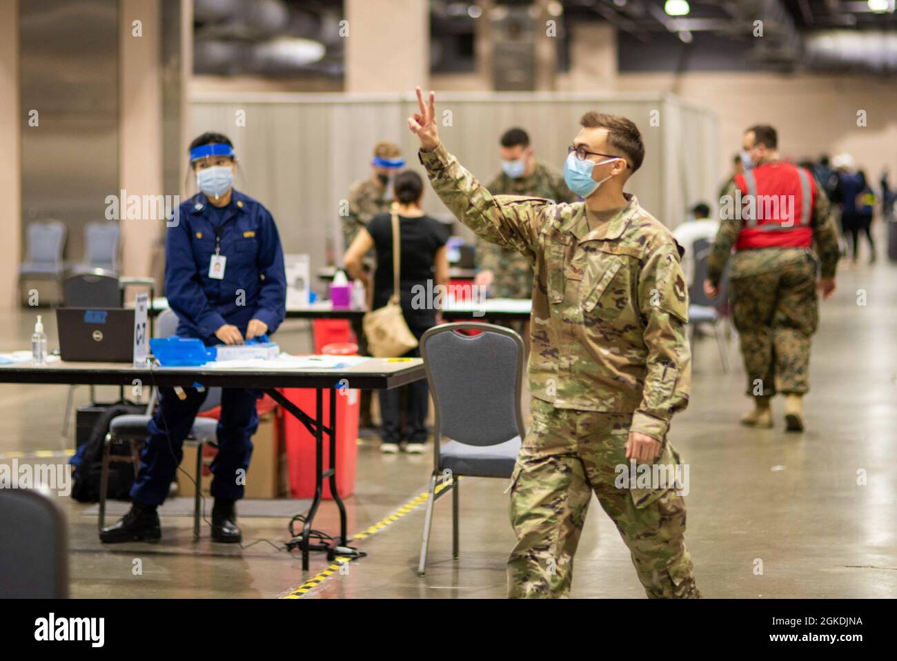 Pennsylvania Air National Guard staff Sgt. Andrew Welsh, radio Frequency Transmission Troop, 270th Engineering Installation Squadron, dirige i pazienti verso i vaccinatori disponibili presso il Center di vaccinazione Center City Community di Philadelphia, gestito dallo stato e supportato a livello federale, il 22 marzo 2021. La Guardia Nazionale della Pennsylvania e il comando del Nord degli Stati Uniti, attraverso l'Esercito del Nord degli Stati Uniti, rimangono impegnati a fornire un supporto continuo e flessibile al Dipartimento della Difesa all'Agenzia federale di gestione delle emergenze come parte della risposta dell'intero governo al COVID-19. Foto Stock