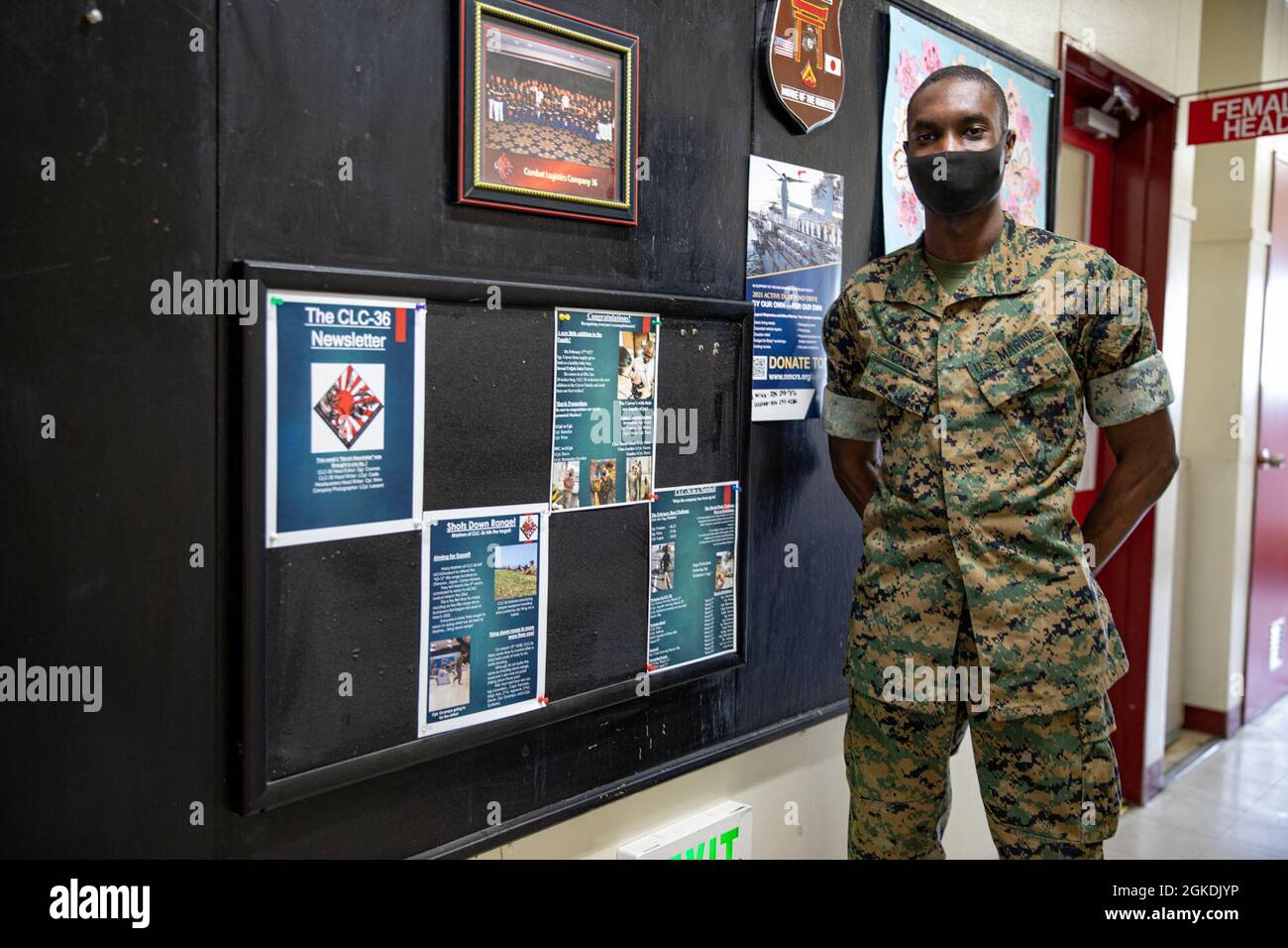 Lancia marina statunitense CPL. Raynel Cadle, un impiegato di proprietà e redattore del bollettino con la ditta di logistica di combattimento (CLC) 36, si pone con il suo ultimo bollettino a bordo della stazione aerea del corpo di Marina (MCAS) Iwakuni, Giappone, 22 marzo 2021. Cadle aggiorna Marines al CLC-36 sugli eventi passati, attuali e futuri attraverso la sua newsletter che pubblica settimanalmente. Foto Stock