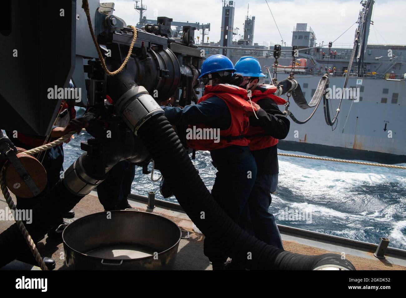 OCEANO PACIFICO (22 marzo 2021) — i marinai assegnati al molo di trasporto anfibio di classe San Antonio USS Portland (LPD 27) preparano un disfacimento di emergenza pianificato durante un rifornimento in mare con una nave da carico a secco di classe Lewis e Clark USNS Richard E. Byrd (T-AKE 4). Portland sta conducendo operazioni di routine nella terza flotta degli Stati Uniti. Foto Stock