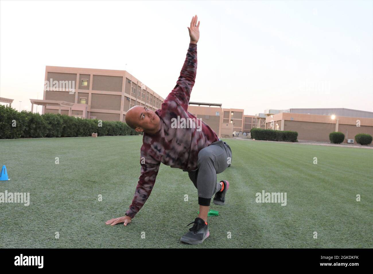 Il Major Anthony Sims-Hall, 1° comando di sostegno del teatro, ufficiale di affari di mortuary del teatro, conduce un workout funzionale di idoneità per i soldati a Camp Arifjan, Kuwait. Maj. Sims-Hall prende passione e hobby personali e li trasforma in opportunità di resilienza per i soldati, mentre schierati. Foto Stock