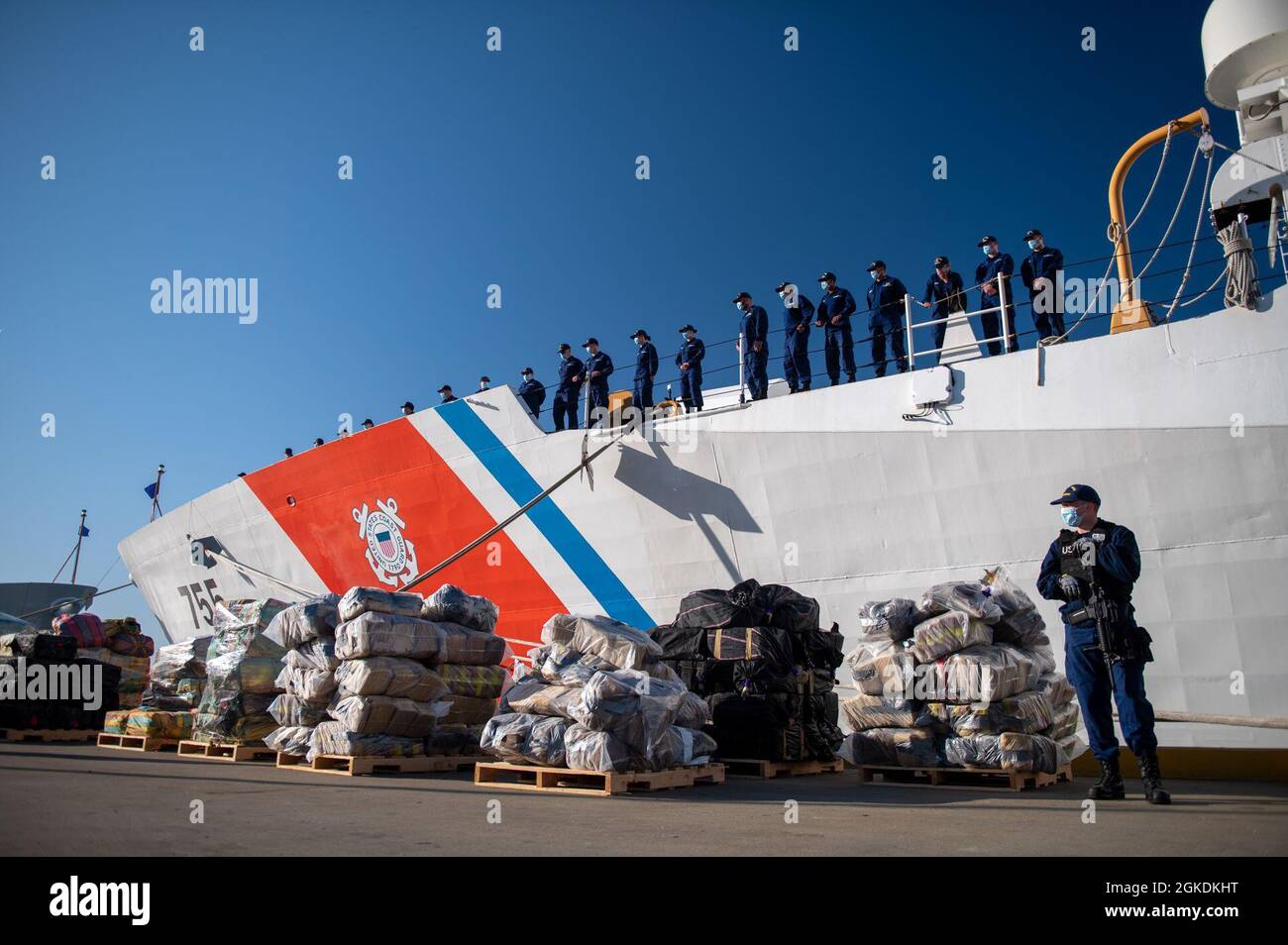 L'equipaggio della Guardia Costiera Cutter Munro si riunisce in formazione dietro sequestro contrabbando durante un offload di droga in Alameda, California, 23 marzo 2021. Munro è uno dei quattro tagliatori nazionali di sicurezza a casa in Alameda. Queste frese Legend sono lunghe 418 piedi, larghe 54 piedi e hanno uno spostamento di 4,600 tonnellate lunghe. Hanno una velocità massima superiore a 28 nodi, una gamma di 12,000 miglia nautiche, una durata fino a 90 giorni e può tenere un equipaggio di quasi 150. Foto Stock