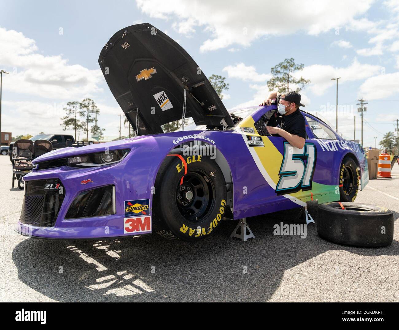 Jacob Courage un meccanico per la Rick Ware Racing NASCAR Cup Series sale all'interno di una NASCAR durante un evento MWR il 22 marzo 2021 a Fort Stewart, Georgia. La famiglia e gli amici di Spartan hanno avuto la possibilità di incontrare i conducenti, guardare una demo di Pit Crew e scattare foto con le auto. Foto Stock