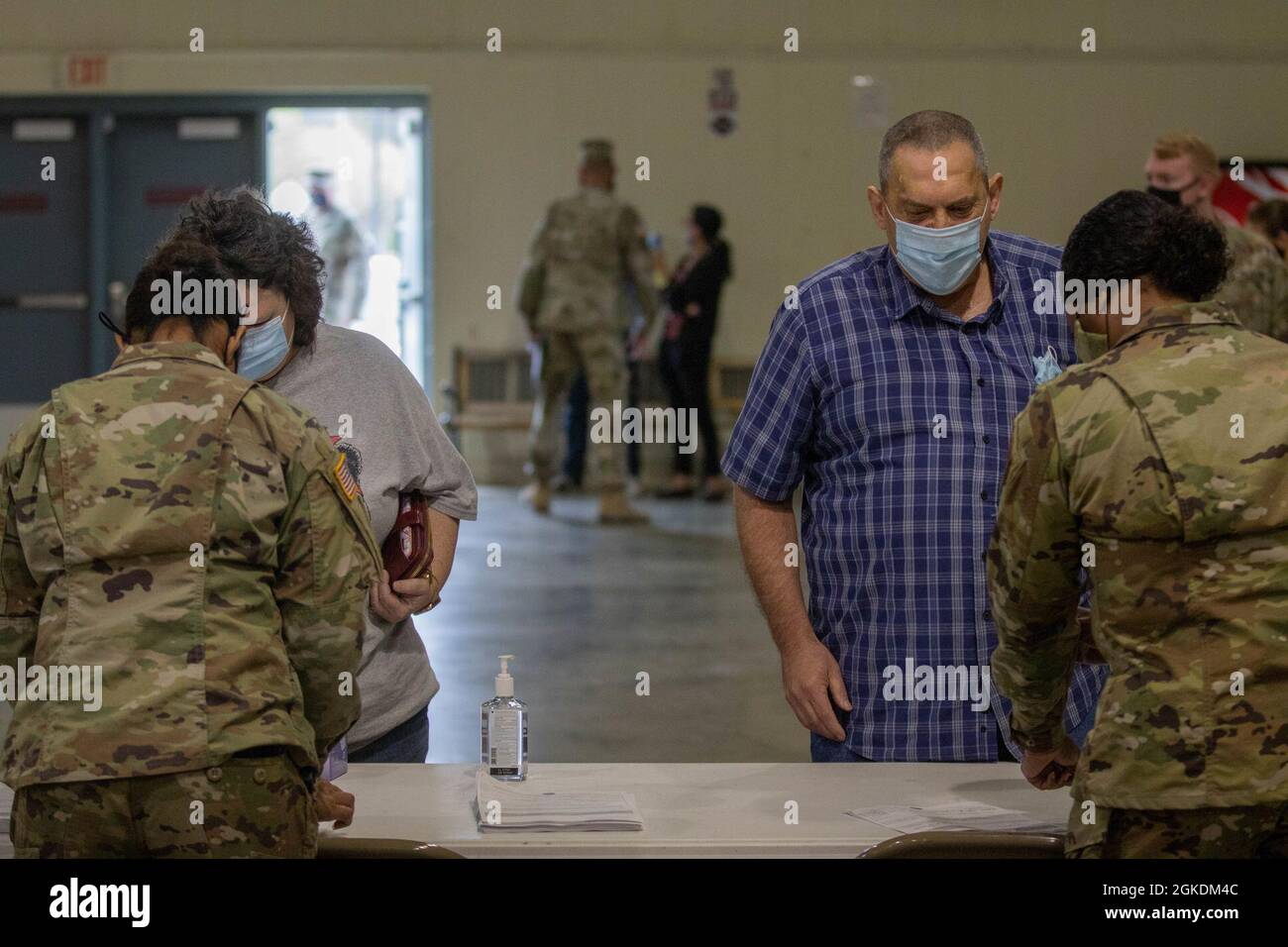 I guardiani dell'Alabama hanno iniziato la loro missione di vaccinare i residenti di 24 contee rurali dell'Alabama in Andalusia, Ala. Il team ha fornito lo screening medico, la documentazione e, criticamente, la prima dose del vaccino COVID-19 ai residenti locali della contea di Covington il 23 marzo presso il Kiwanis Community Center. I guardiani hanno detto che hanno intenzione di tornare in tre settimane per offrire la seconda dose. Foto Stock