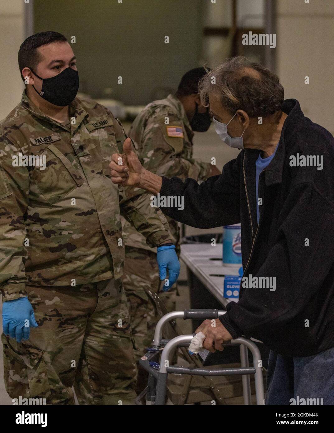 I guardiani dell'Alabama hanno iniziato la loro missione di vaccinare i residenti di 24 contee rurali dell'Alabama in Andalusia, Ala. Il team ha fornito lo screening medico, la documentazione e, criticamente, la prima dose del vaccino COVID-19 ai residenti locali della contea di Covington il 23 marzo presso il Kiwanis Community Center. I guardiani hanno detto che hanno intenzione di tornare in tre settimane per offrire la seconda dose. Foto Stock