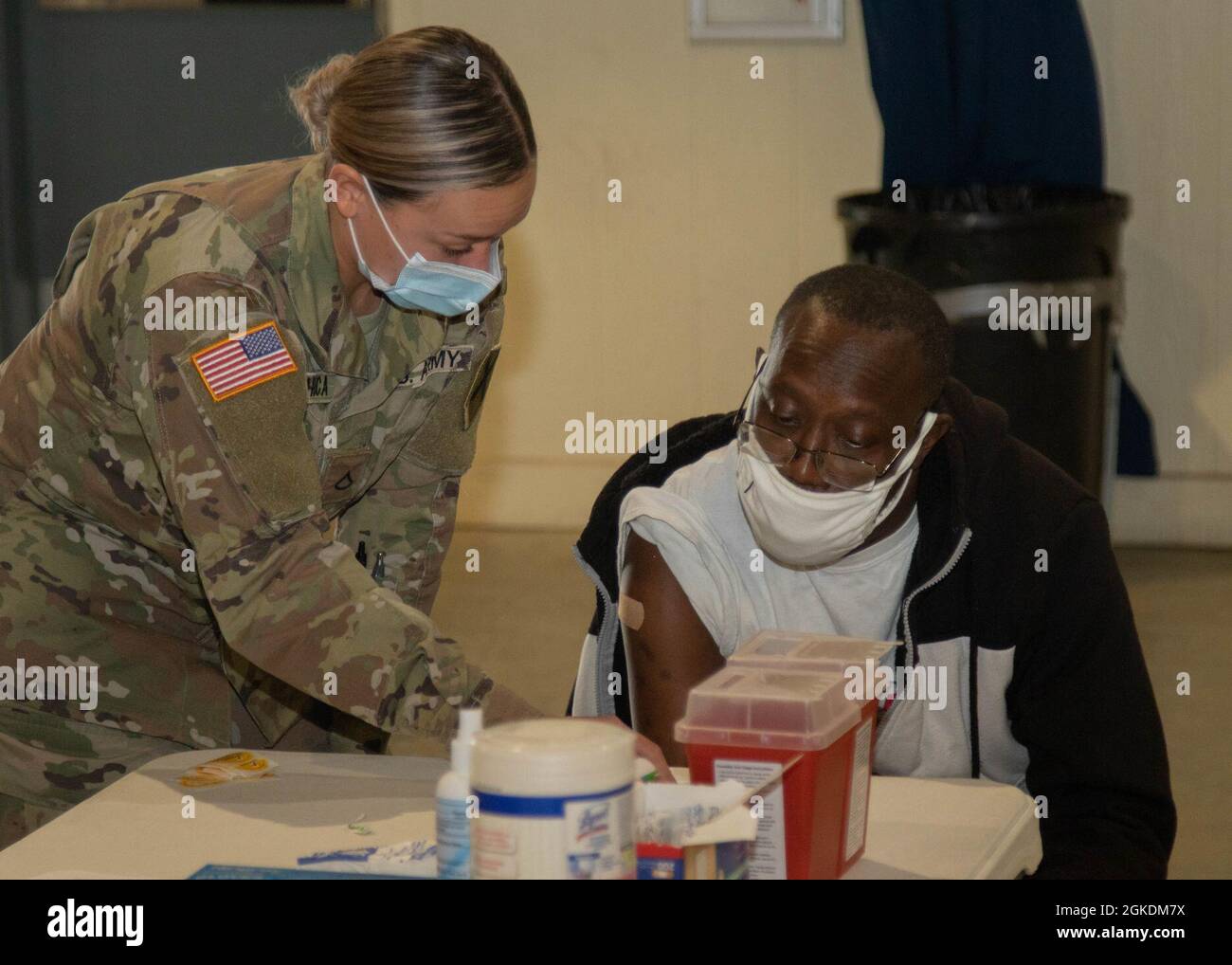 I guardiani dell'Alabama hanno iniziato la loro missione di vaccinare i residenti di 24 contee rurali dell'Alabama in Andalusia, Ala. Il team ha fornito lo screening medico, la documentazione e, criticamente, la prima dose del vaccino COVID-19 ai residenti locali della contea di Covington il 23 marzo presso il Kiwanis Community Center. I guardiani hanno detto che hanno intenzione di tornare in tre settimane per offrire la seconda dose. Foto Stock