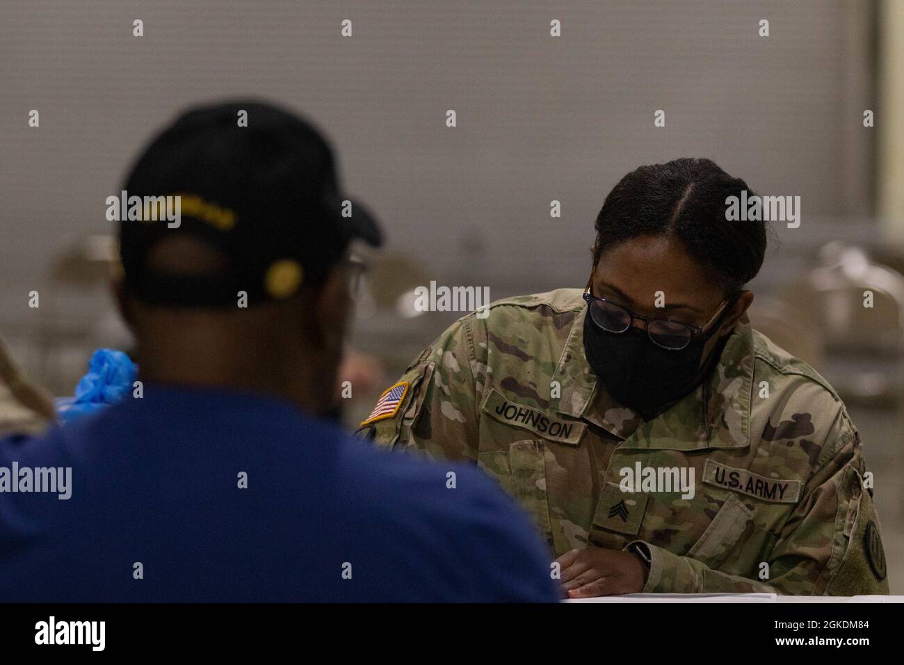 I guardiani dell'Alabama hanno iniziato la loro missione di vaccinare i residenti di 24 contee rurali dell'Alabama in Andalusia, Ala. Il team ha fornito lo screening medico, la documentazione e, criticamente, la prima dose del vaccino COVID-19 ai residenti locali della contea di Covington il 23 marzo presso il Kiwanis Community Center. I guardiani hanno detto che hanno intenzione di tornare in tre settimane per offrire la seconda dose. Foto Stock