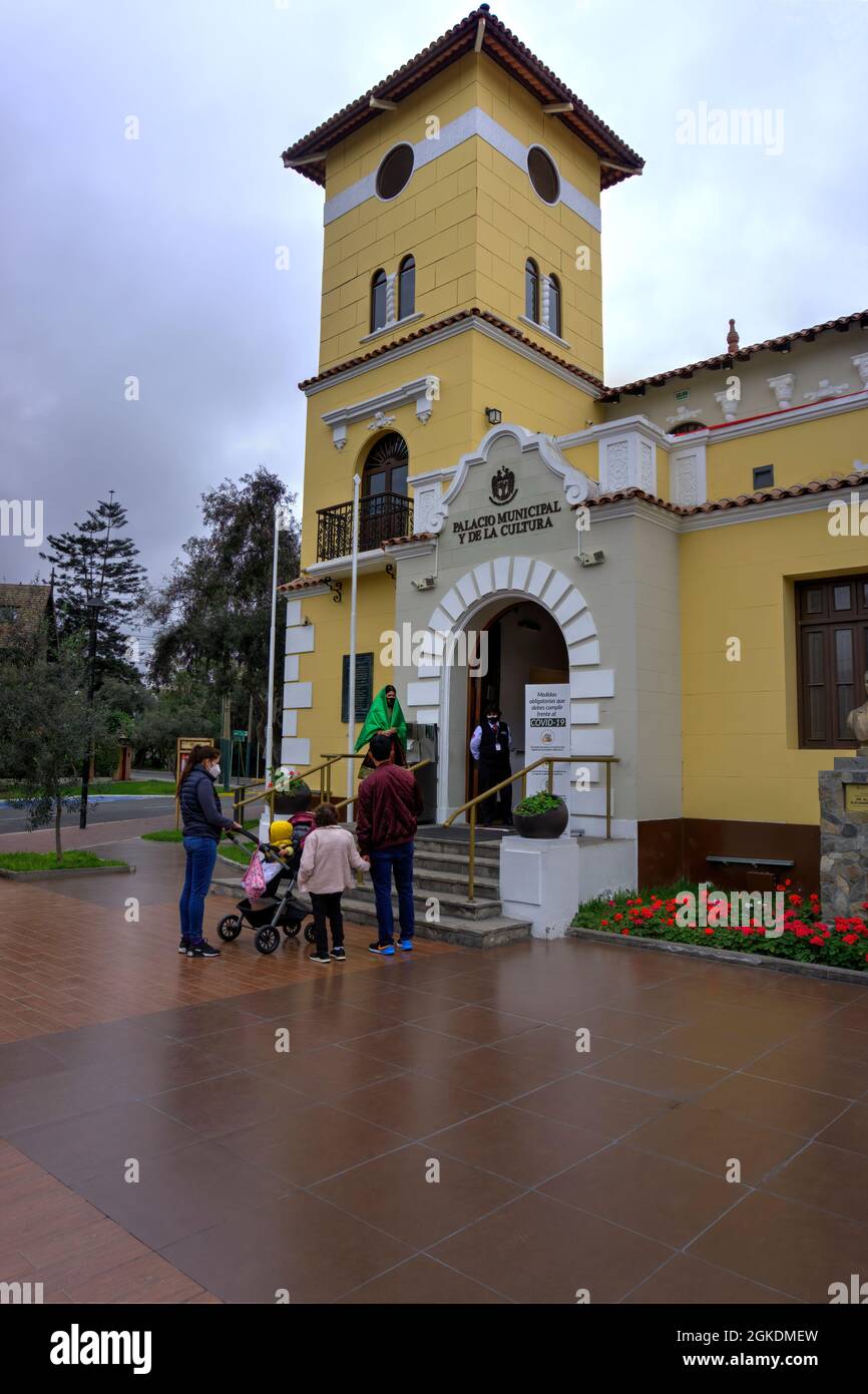 Lima, Perù - 08 agosto 2021: Palacio Municipal y de la Cultura in Bosque de Olivar che si traduce come Palazzo Municipale e Culturale nell'Olive Gro Foto Stock