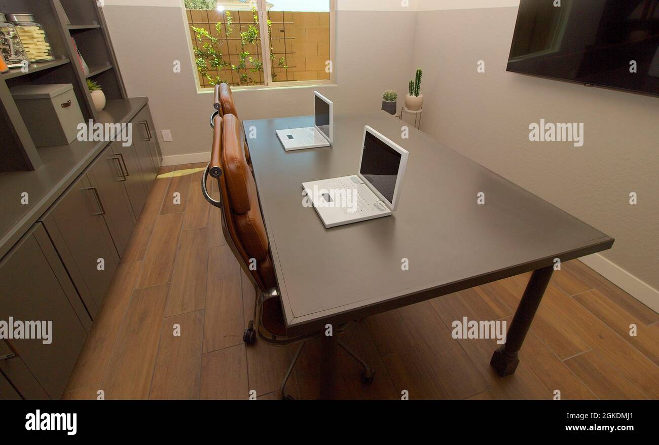Area di studio e lavoro con tavolo lungo in legno Foto Stock