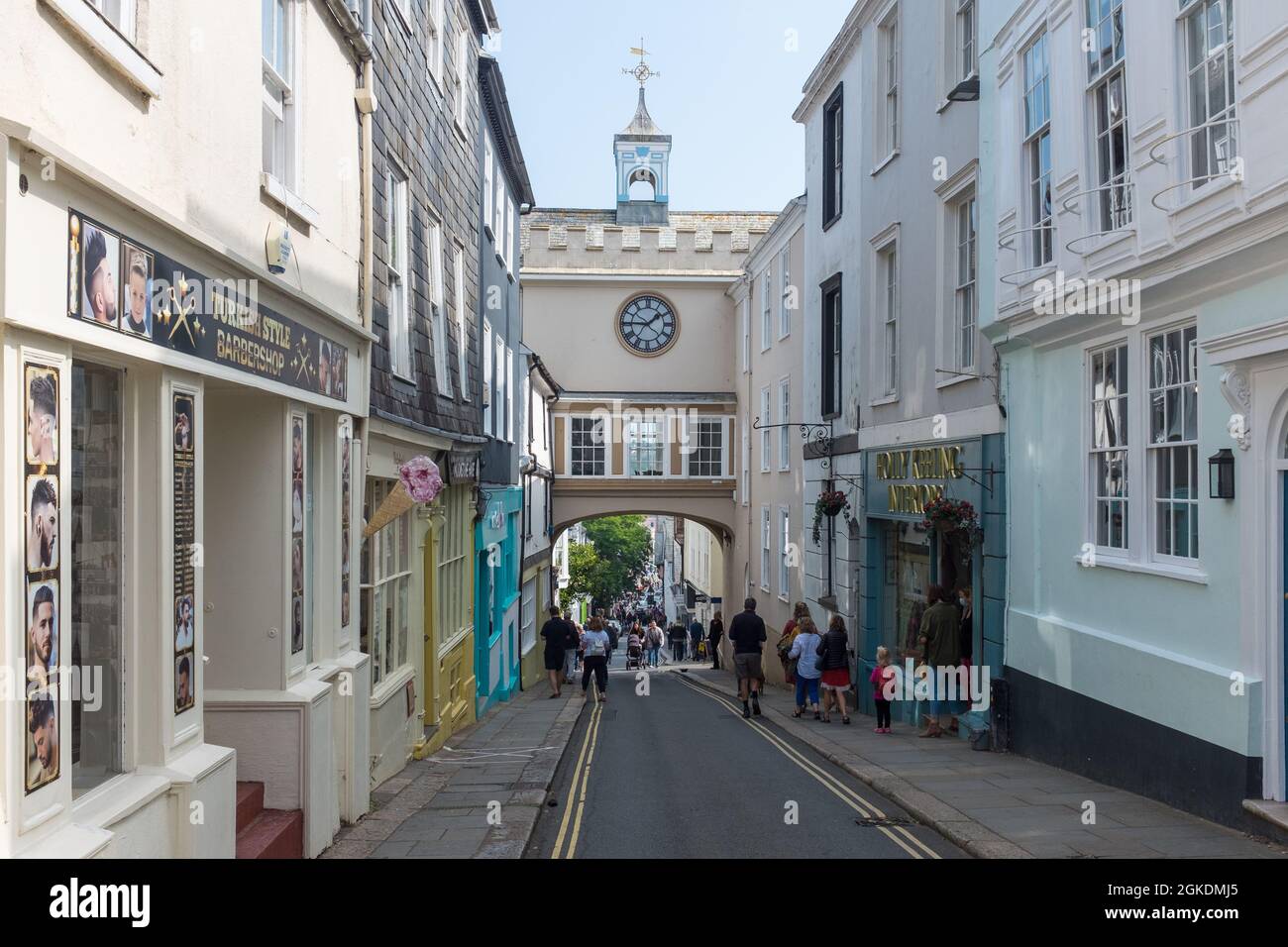 Porta Est arco Tudor e torre dell'orologio su Totnes High Street, Devon era un tempo l'ingresso alla città medievale Foto Stock