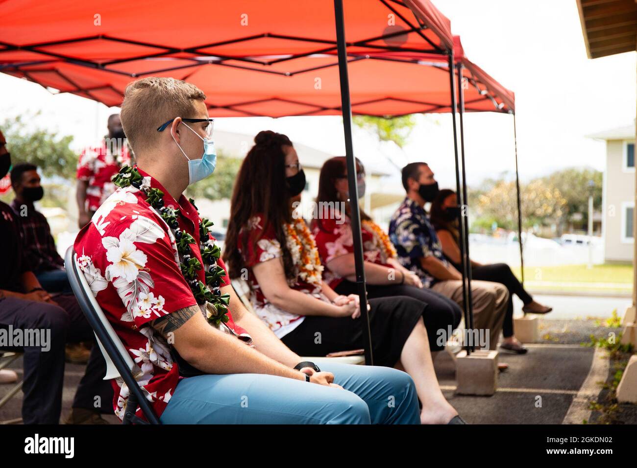 I partecipanti alla grande cerimonia di apertura per la base del corpo dei Marine Hawaii Airstream Renewables, Inc. Career Skills Program ascoltano i commenti di apertura della cerimonia, MCBH, 23 marzo 2021. Il programma offre una formazione per assistere i membri attivi del servizio di servizio nella loro transizione dal settore militare e nel settore aziendale americano. Foto Stock