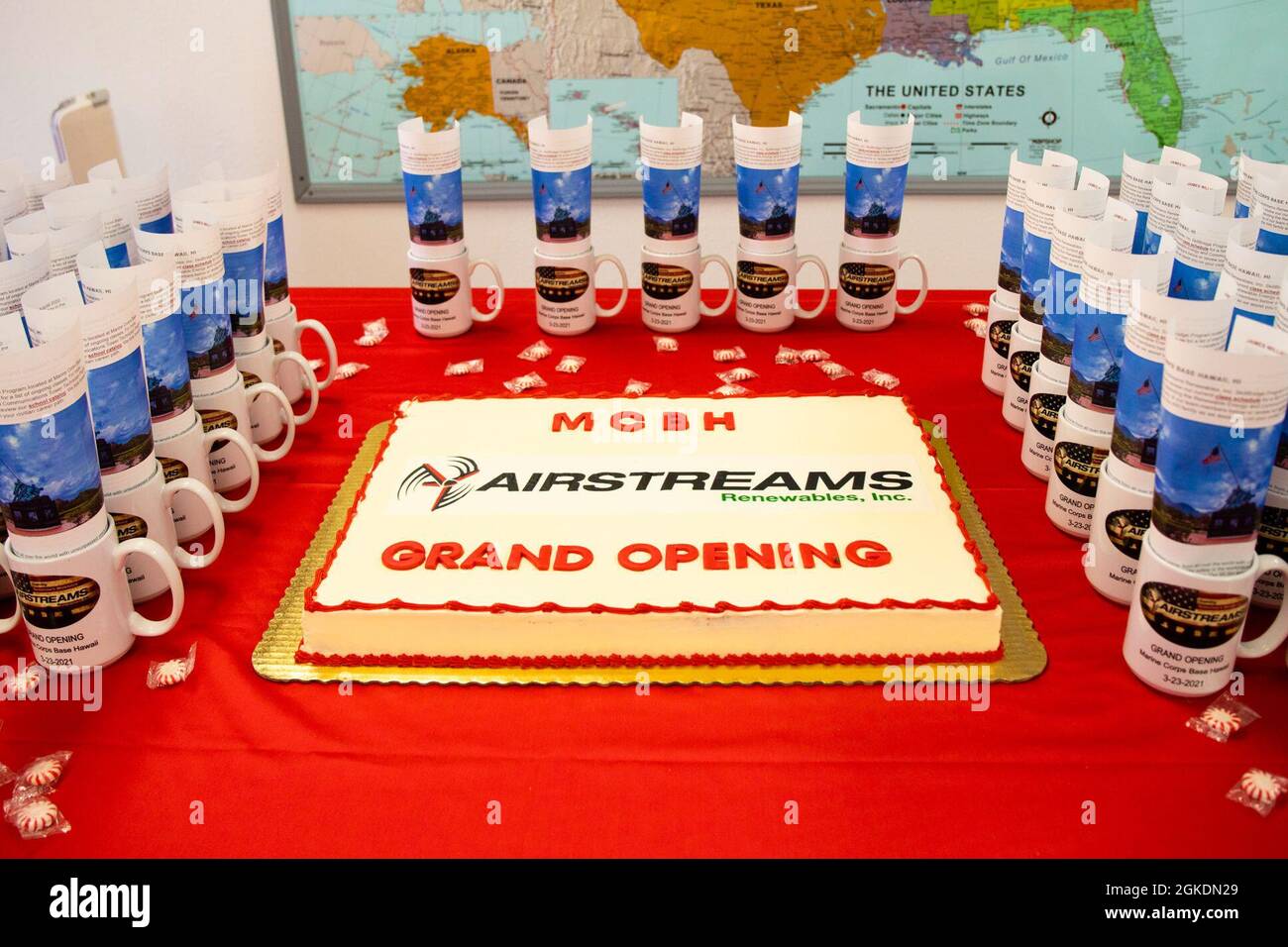 Una torta e tazze sono esposti durante la grande cerimonia di apertura per la base del corpo Marino Hawaii Airstream Renewables, Inc. Career Skills Program, MCBH, 23 marzo 2021. Il programma offre una formazione per assistere i membri attivi del servizio di servizio nella loro transizione dal settore militare e nel settore aziendale americano. Foto Stock