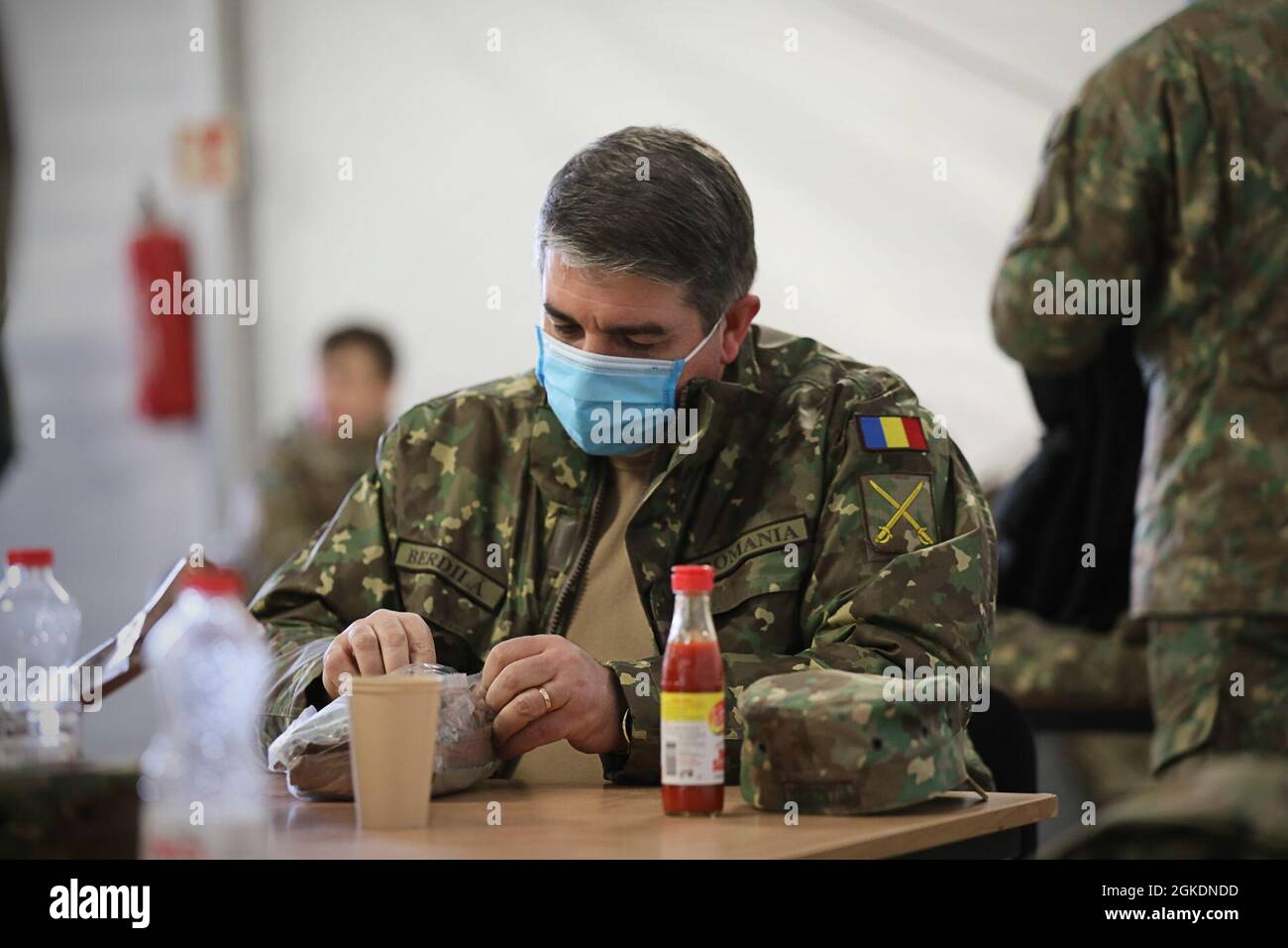 AREA DI FORMAZIONE SMARDAN, Romania - Maj. Il Genio Lulian Berdila, capo delle forze terrestri, Romania, svola un pasto degli Stati Uniti pronto a mangiare [MRE] durante l'esercizio della forza congiunta Eagle Giustizia qui marzo 23. L'esercizio ha visto la partecipazione di Stati Uniti, Polonia e Romania. Atlantic Resolve training events come Justice Eagle rafforza i legami tra gli alleati della NATO e mette in mostra forze coesive, pronte e capaci. Foto Stock