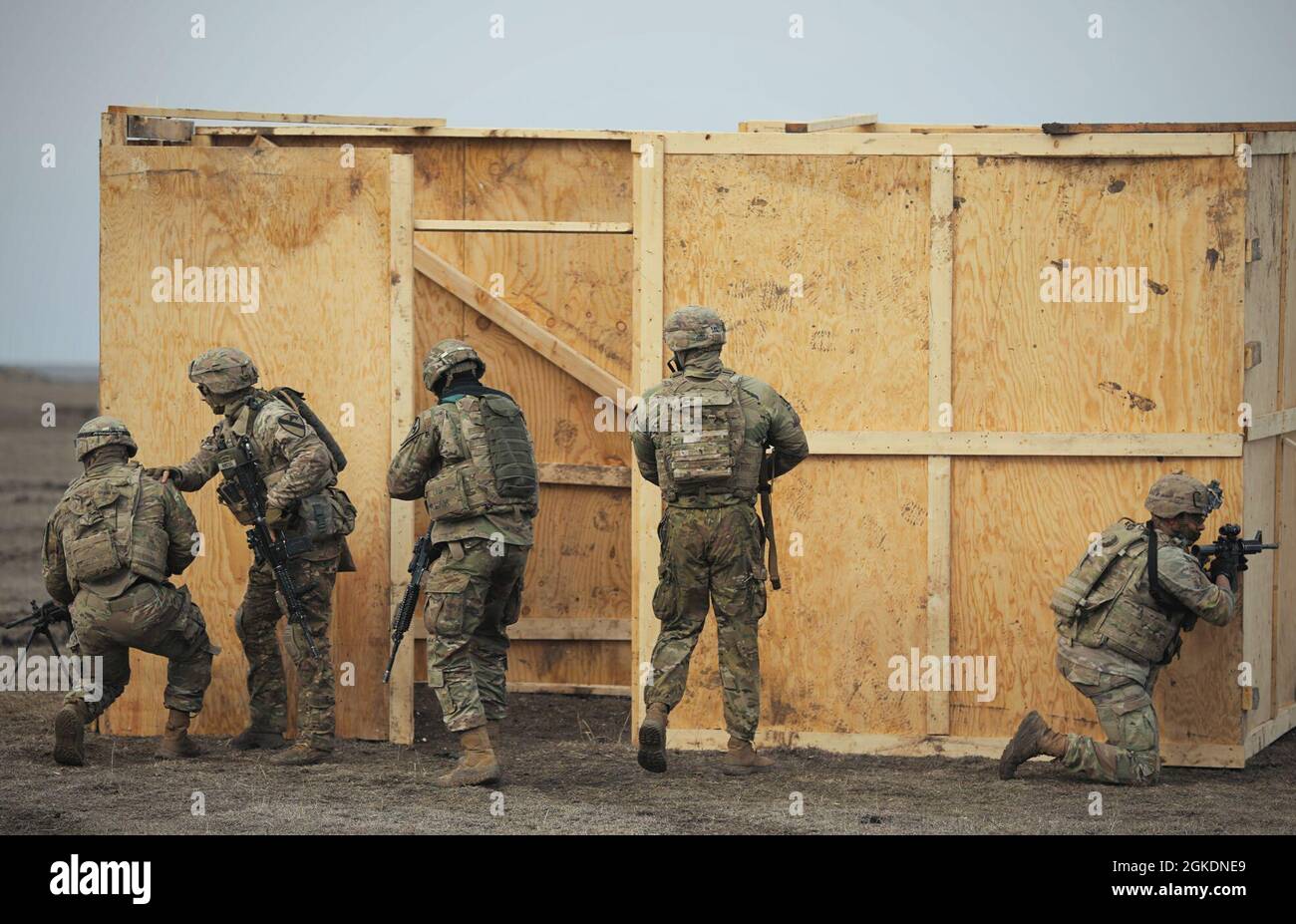 SMARDAN TRAINING AREA, Romania— Una squadra di vigili del fuoco con il 2° Battaglione, 5° reggimento Cavalry, 1° Armored Brigade Combat Team, 1° Divisione Cavalry chiarisce un obiettivo durante l'esercizio della forza congiunta Justice Eagle qui a marzo 23. L'esercizio ha visto la partecipazione di Stati Uniti, Polonia e Romania. Atlantic Resolve training events come Justice Eagle rafforza i legami tra gli alleati della NATO e mette in mostra forze coesive, pronte e capaci. Foto Stock