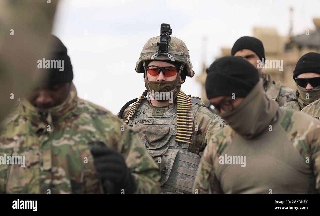 AREA DI ADDESTRAMENTO SMARDAN, Romania - Fantasini con il 2° Battaglione, 5° Reggimento Cavalleria, 1° Armored Brigade Combat Team, 1° Divisione Cavalleria Ascolta un briefing sulla sicurezza durante l'esercizio congiunto della giustizia Aquila qui 23 marzo. L'esercizio ha visto la partecipazione di Stati Uniti, Polonia e Romania. Atlantic Resolve training events come Justice Eagle rafforza i legami tra gli alleati della NATO e mette in mostra forze coesive, pronte e capaci. Foto Stock