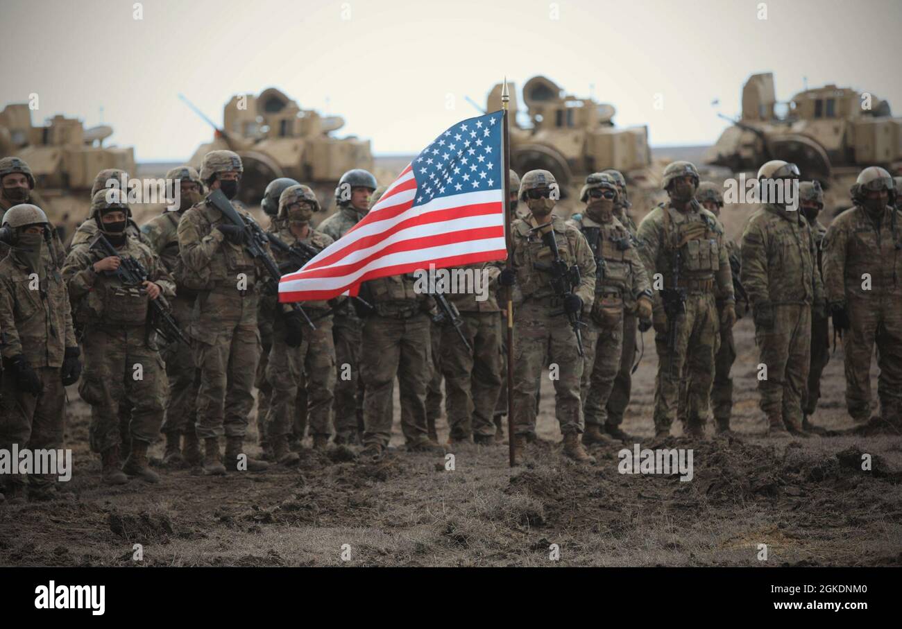 AREA DI ADDESTRAMENTO SMARDAN, Romania: I soldati del 2° Battaglione, 5° reggimento Cavalry, 1° team di combattimento Brigata Armored, 1° Divisione Cavalry rappresentano gli Stati Uniti durante la cerimonia di chiusura dell'esercizio della forza congiunta di Justice Eagle qui il 23 marzo. L'esercizio ha visto la partecipazione di Stati Uniti, Polonia e Romania. Atlantic Resolve training events come Justice Eagle rafforza i legami tra gli alleati della NATO e mette in mostra forze coesive, pronte e capaci. Foto Stock