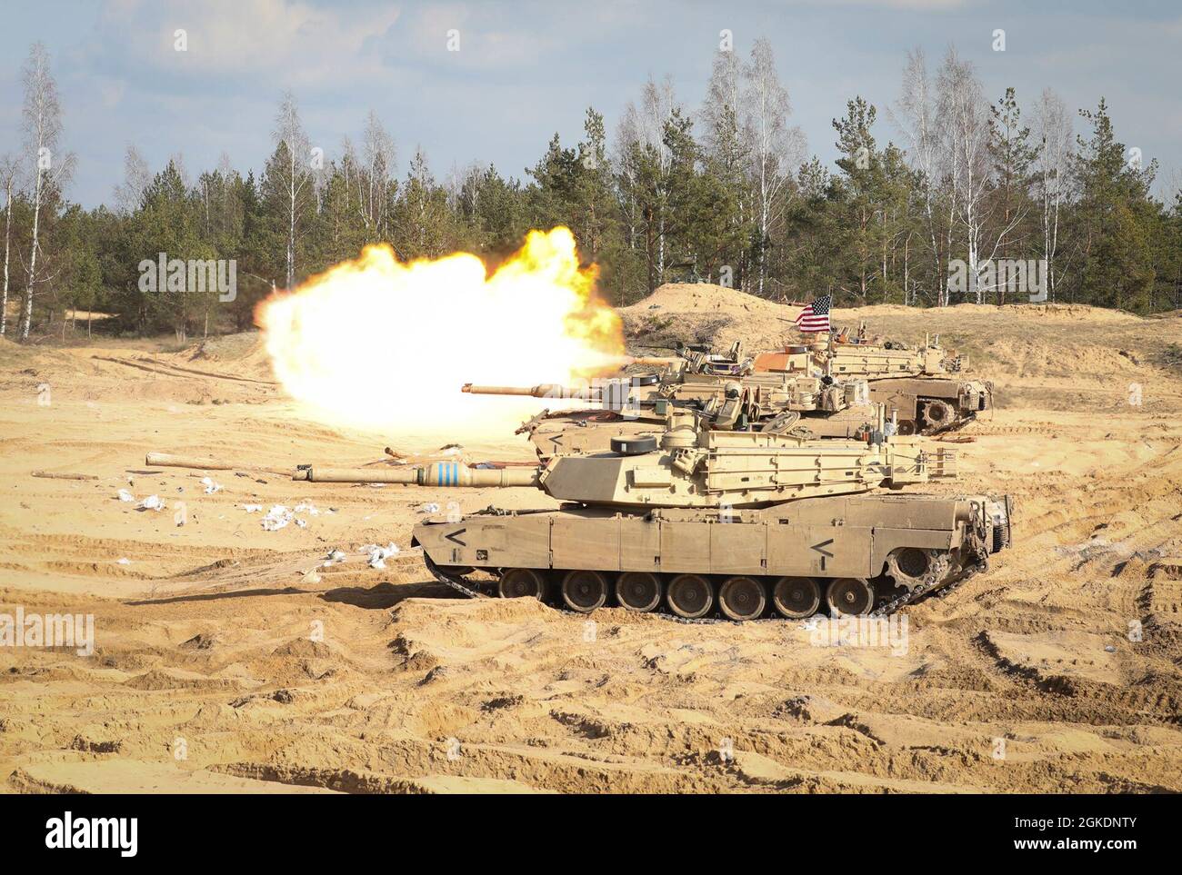 I carri armati degli Abrams degli Stati Uniti si allineano e sparano durante una dimostrazione di incendio dal vivo nell'area di addestramento militare di Adazi, Lettonia. Forze americane assegnate al 2° Battaglione, 8° Cavalry Regiment ha sostenuto l'evento di addestramento multi-nazionale giocando il ruolo delle forze nemiche che invadono la nazione. L'ultimo giorno dell'esercitazione, le forze degli Stati Uniti e gli alleati e i partner della NATO hanno dimostrato le capacità di battaglia sparando colpi dal vivo. Foto Stock