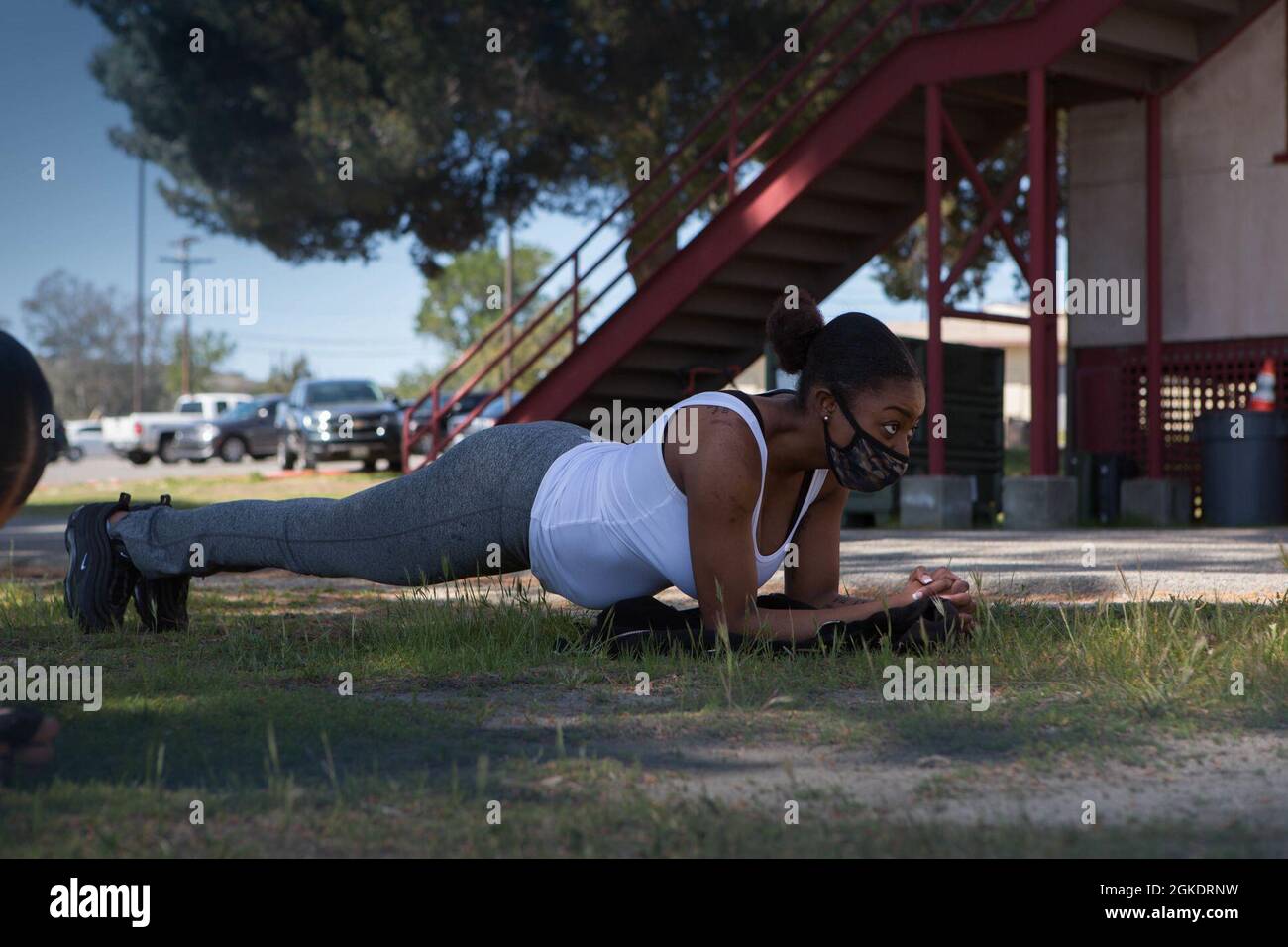 I marinai e i marinai statunitensi del 1° Marine Logistics Group partecipano ad un gruppo di fitness fisico Artemis a bordo del Camp Pendleton, Calif, marzo 24, 2021.questo programma è un programma di medicina della Marina e di ricerca-informato che è adattato a dove le marine e i marinai femminili sono nella loro carriera e dove sono nella loro esperienza prenatale e postpartum. Foto Stock