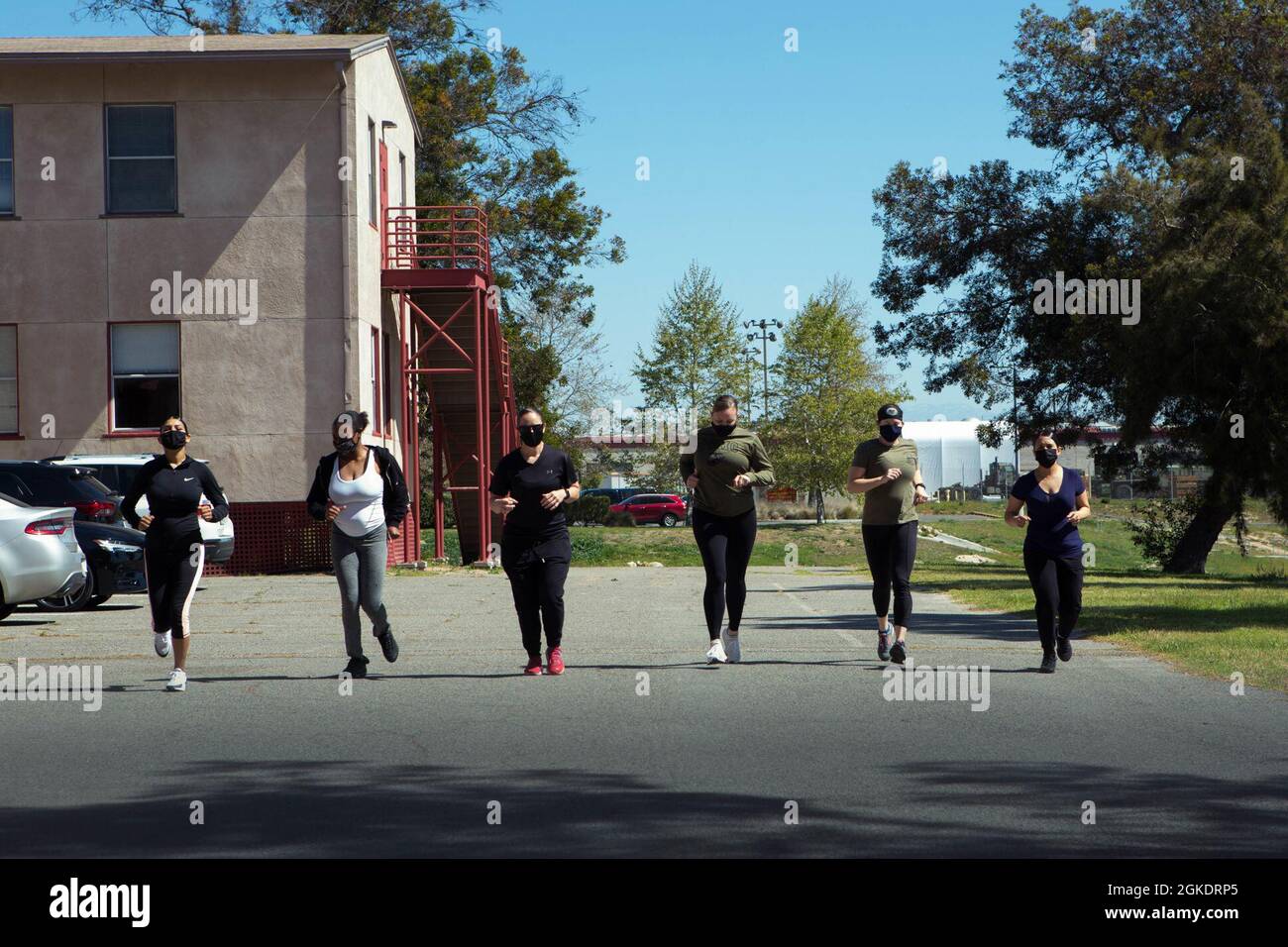 I marinai e i marinai statunitensi del 1° Marine Logistics Group partecipano ad un gruppo di fitness fisico Artemis a bordo del Camp Pendleton, Calif, marzo 24, 2021.questo programma è un programma di medicina della Marina e di ricerca-informato che è adattato a dove le marine e i marinai femminili sono nella loro carriera e dove sono nella loro esperienza prenatale e postpartum. Foto Stock