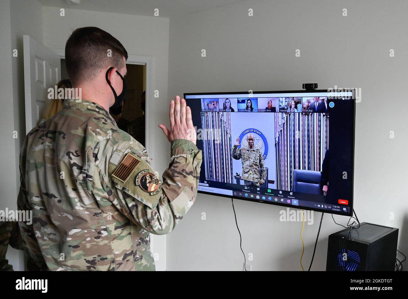 U.S. Air Force staff Sgt. David Rhoton, 1st Combat Camera Squadron, Client Systems Supervisor, Joint base Charleston, South Carolina, rienlists nella sua casa a Summerville, South Carolina, 24 marzo 2021. Questa cerimonia unica si è tenuta durante un video incontro della Air Force Survivor Advocacy Roundtable e officiato da Air Force Capo dello staff Gen. Charles Q. Brown. Foto Stock