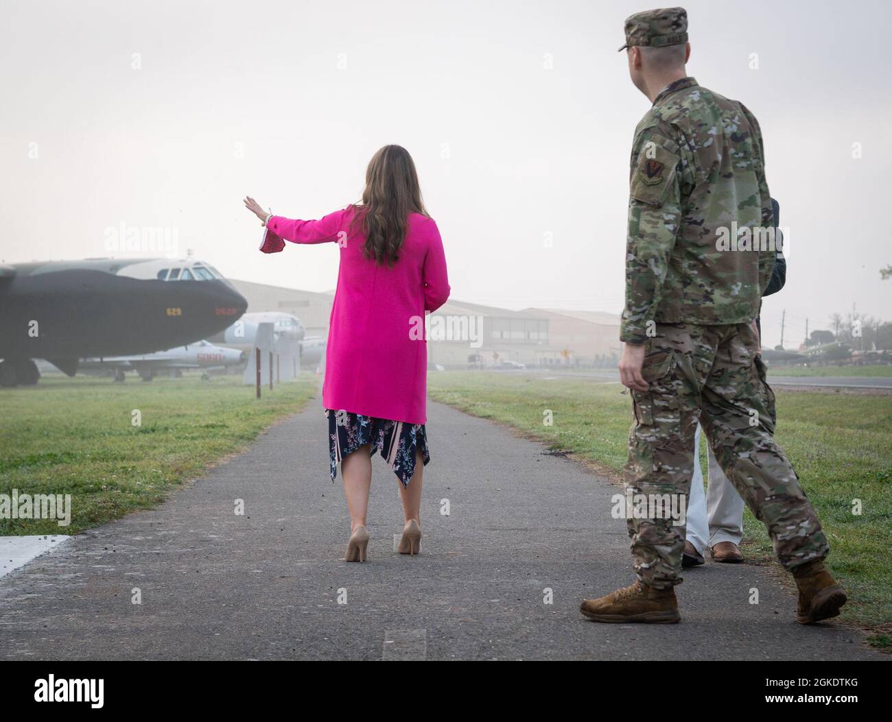 Camille Schrier, Miss America 2020, visita la mostra di velivoli statici al Global Power Museum alla base dell'aeronautica di Barksdale, Louisiana, 24 marzo 2021. AMP ha accolto Schrier nell'area di Shreveport-Bossier City per parlare alle scuole dell'importanza dell'apprendimento della scienza, della tecnologia, dell'ingegneria e della matematica (STEM). Foto Stock