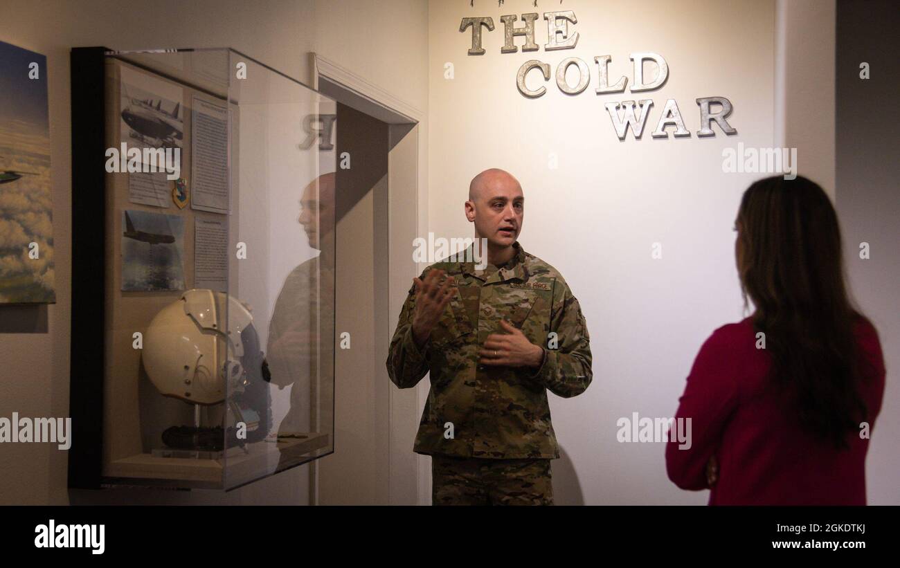 Master Sgt. Richard Hale, assistente del Global Power Museum, spiega il ruolo di Barksdale nella Guerra fredda a Camille Schrier, Miss America 2020, presso il Global Power Museum alla base dell'aeronautica militare di Barksdale, Louisiana, 24 marzo 2021. Schrier si è laureato con lode alla Virginia Tech con doppio diploma di laurea in Biochimica e Biologia dei sistemi, e sta attualmente perseguendo un Dottore di Farmacia alla Virginia Commonwealth University. Foto Stock