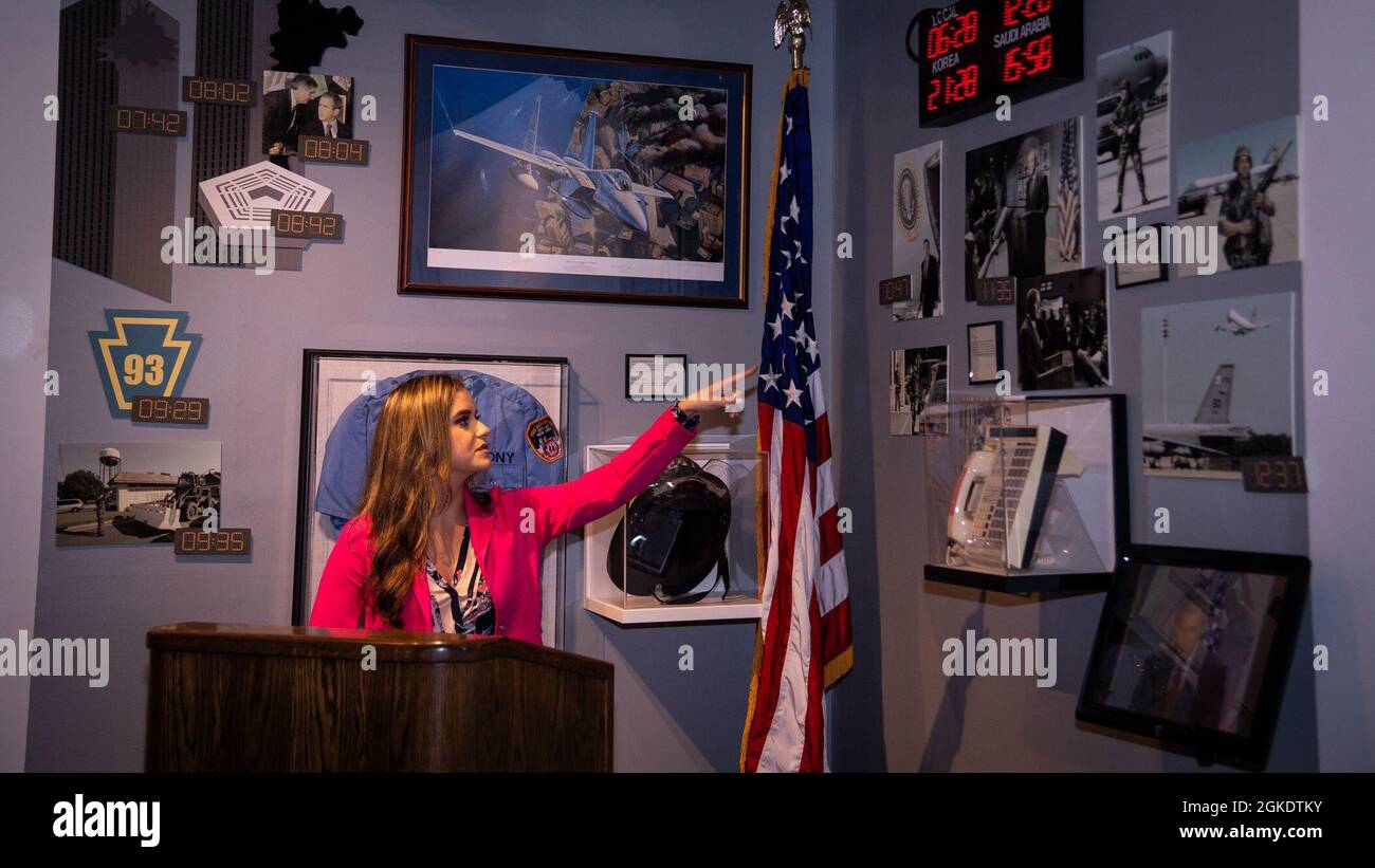 Camille Schrier, Miss America 2020, visita la mostra del 9/11 al Global Power Museum alla base dell'aeronautica militare di Barksdale, Louisiana, 24 marzo 2021. L'American Millennium Project ha dato il benvenuto a Schrier nell'area di Shreveport-Bossier City per parlare alle scuole dell'importanza dell'apprendimento della scienza, della tecnologia, dell'ingegneria e della matematica (STEM). Foto Stock
