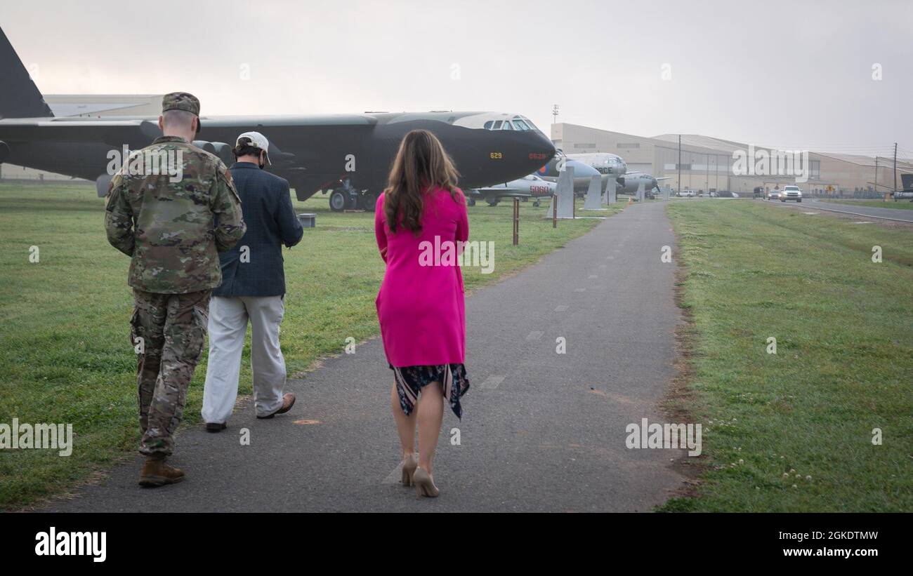 Master Sgt. Richard Hale, assistente del Global Power Museum, Chris Chandler, Chief Executive Officer dell'American Millennium Project (AMP), e Camille Schrier, Miss America 2020, visitano le esposizioni statiche di aerei al Global Power Museum alla base dell'aeronautica militare di Barksdale, Louisiana, 24 marzo 2021. AMP invitò Schrier a Barksdale per conoscere il suo ruolo nella comunità di Shreveport-Bossier City. Foto Stock