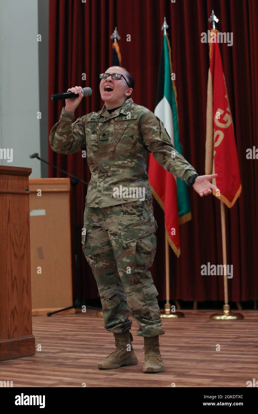 SPC dell'esercito degli Stati Uniti. Canzone Waltz, ufficiale di polizia militare per la 1139a compagnia di polizia militare, canta “Rise Up” di Andra Day durante il mese della storia delle donne celebrazione cerimonia di chiusura a Camp Arifjan, Kuwait il 25 marzo 2021. Il mese della storia delle donne celebra i risultati storici e attuali, i contributi e l’impatto che le donne hanno fatto agli Stati Uniti d’America, a livello internazionale e negli Stati Uniti d’America. Foto Stock