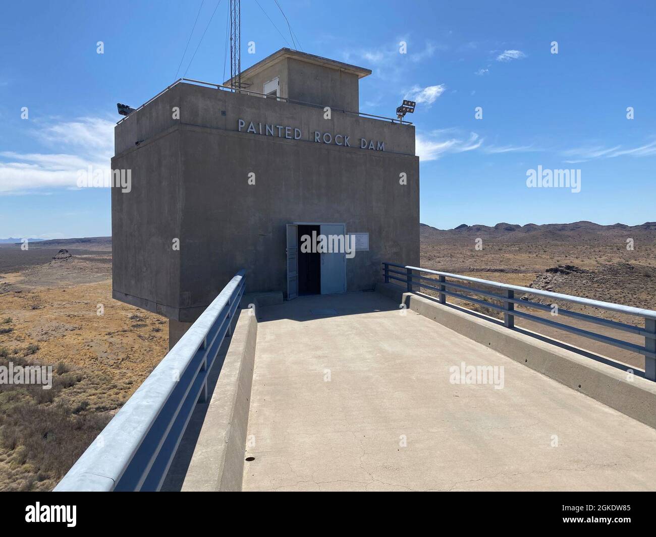 L'entrata della Camera di controllo della diga di roccia dipinta è illustrata marzo 24 vicino a Gila Bend, Arizona. La diga è un importante progetto di controllo delle alluvioni nel bacino di drenaggio del fiume Gila, costruito e gestito dal corpo dell'esercito degli Stati Uniti del distretto di Los Angeles. Foto Stock
