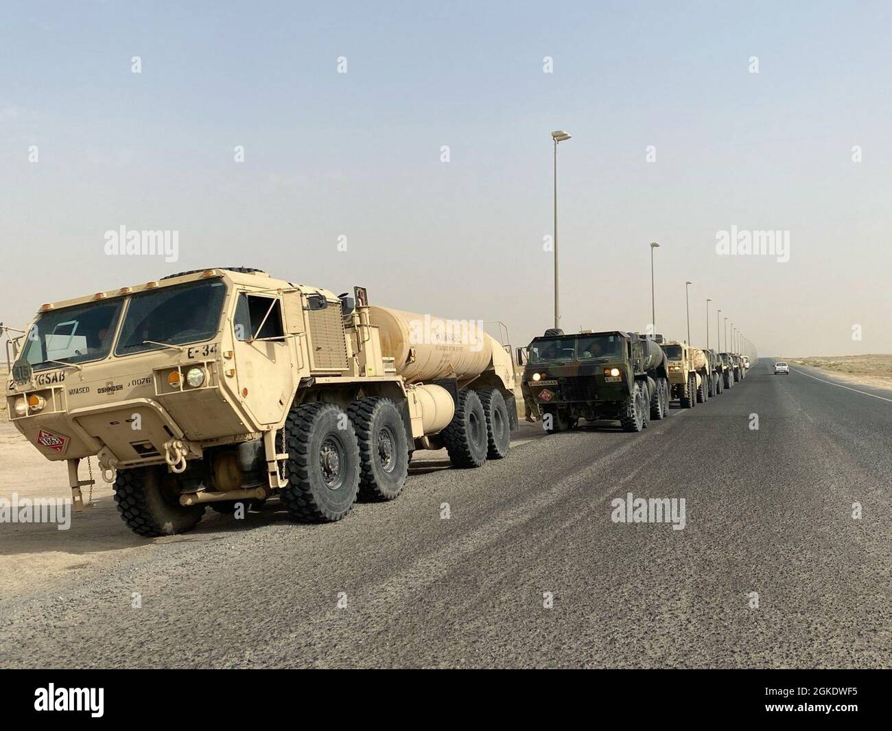 Un convoglio di veicoli, azionato da soldati con la 28a Brigata aerea di combattimento di Expeditionary, si muove lungo un'autostrada. Foto Stock