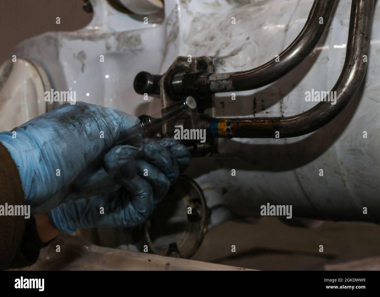 Tecnologia. SGT. Gregory Lewis, 7th Equipment Maintenance Squadron Phase Hydraulic NCO in carica, installa le tubazioni idrauliche su un ingranaggio di atterraggio principale B-1B Lancer alla Dyess Air Force base, Texas, 24 marzo 2021. L'ingranaggio di atterraggio dell'aeromobile è progettato per assorbire e dissipare l'energia cinetica dell'impatto di atterraggio, riducendo in tal modo i carichi d'urto trasmessi all'aeromobile. Foto Stock