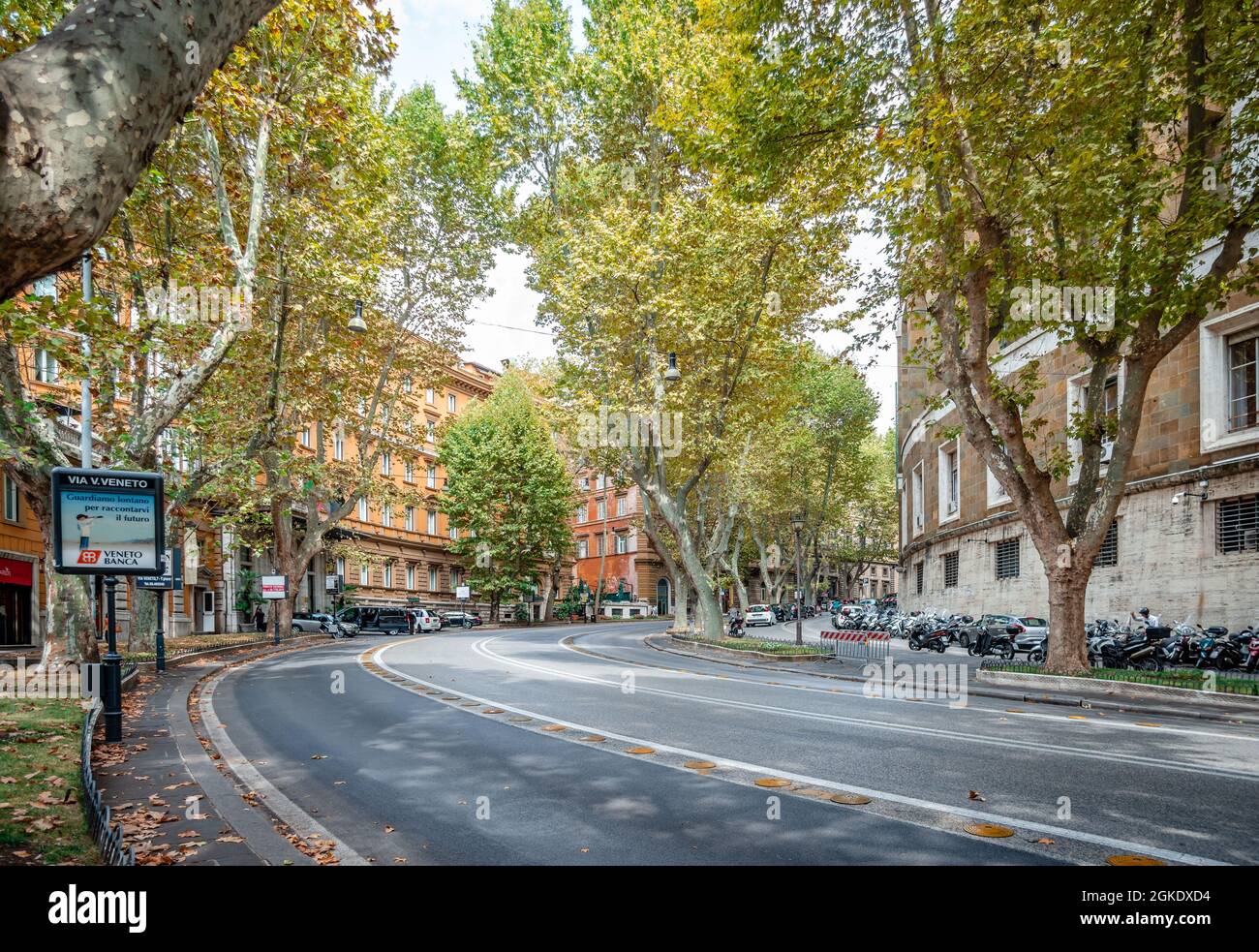 Via Vittorio Veneto. Colloquialmente chiamata Via Veneto, è una delle strade più famose, eleganti e costose della città eterna. Foto Stock