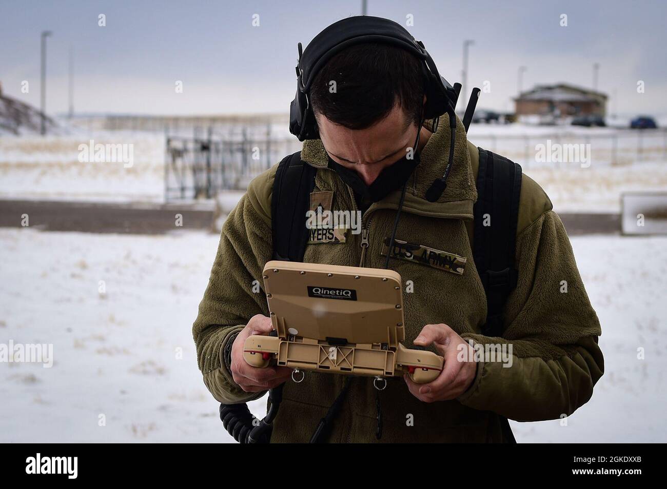 SGT. Jared Myers, un membro dell'ottava equipe di supporto civile armi di distruzione di massa, utilizza un telecomando per navigare in un robot con sensore di materiale pericoloso attraverso un edificio per prendere diverse letture di materiale pericoloso durante un esercizio di gestione di materiali pericolosi e di emergenza sulla base dell'aeronautica militare di Buckley, Colom., 24 marzo 2021. Questo robot è dotato di telecamere che aiutano a navigare in diversi edifici per garantire che le aree siano sufficientemente sicure per i team di gestione delle emergenze. Foto Stock