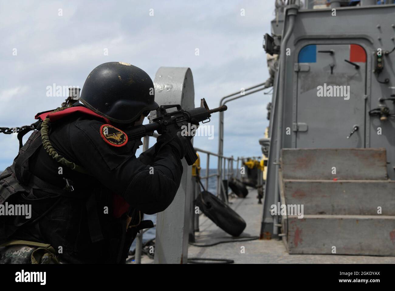 TEMA, Ghana (25 marzo 2021) un membro del Ghana Navy Special Boat Squadron (SBS) libera il ponte di GNS Chemle (P-36) durante una visita, Board, Ricerca e sequestro (VBSS) esercizio nel Golfo di Guinea come parte di Obangame Express 2021, 25 marzo 2021. Obangame Express, condotto dalle forze Navali statunitensi Africa, è un esercizio marittimo in mare progettato per migliorare la cooperazione tra le nazioni partecipanti al fine di aumentare la sicurezza marittima nel Golfo di Guinea e nelle regioni costiere dell'Africa occidentale. Foto Stock