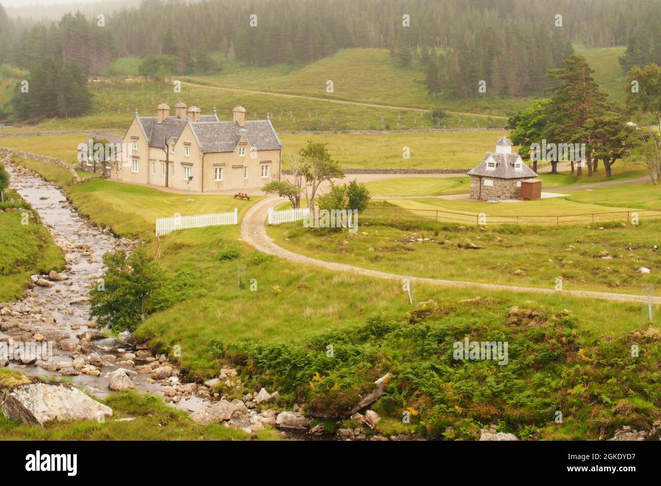 Una vista di Gobernuisgach Lodge situato all'estremità meridionale di Glen Golly, Sutherland, Scozia, fuori nel selvaggio e molto remoto Foto Stock