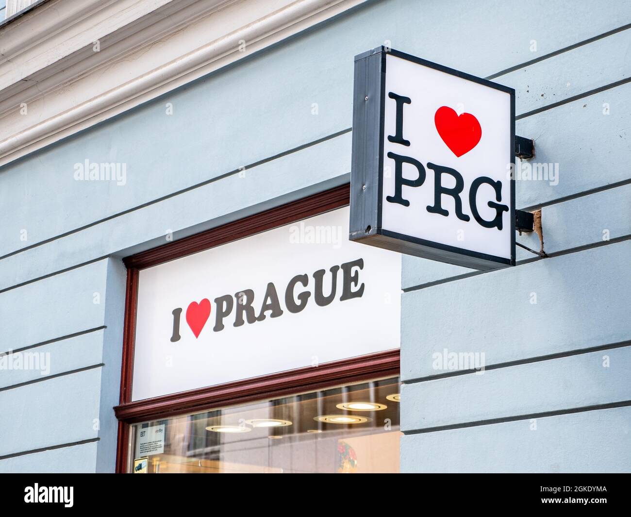 I Love Praga negozio. Firma e branding per un negozio di souvenir nella capitale della Repubblica Ceca, chiamato con una variante del famoso slogan di NYC. Foto Stock