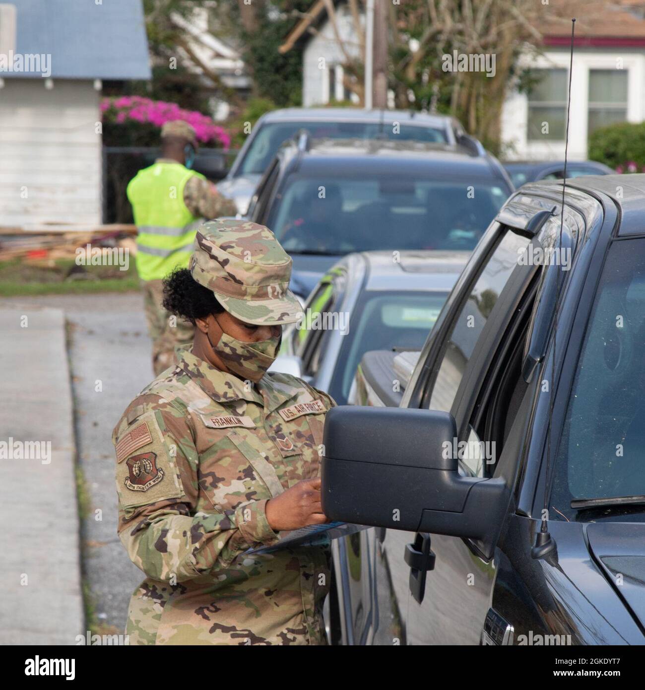 Gli airmen e i soldati delle squadre mobili di vaccinazione della Guardia Nazionale dell'Alabama operano una clinica pop-up di vaccinazione 25 marzo a Ozark, Ala. Il team ha somministrato dosi libere del vaccino COVID-19 a 600 membri della comunità della Contea di Dale. Il processo consisteva in uno screening sanitario, una consultazione del fornitore, una vaccinazione e un periodo di osservazione. La missione fa parte di un'iniziativa di partnership in corso tra la Guardia Nazionale dell'Alabama, il Dipartimento della Sanità pubblica dell'Alabama, l'Agenzia di gestione delle emergenze dell'Alabama e i governi locali per rendere i vaccini disponibili per le comunità rurali in Alabam 24 Foto Stock