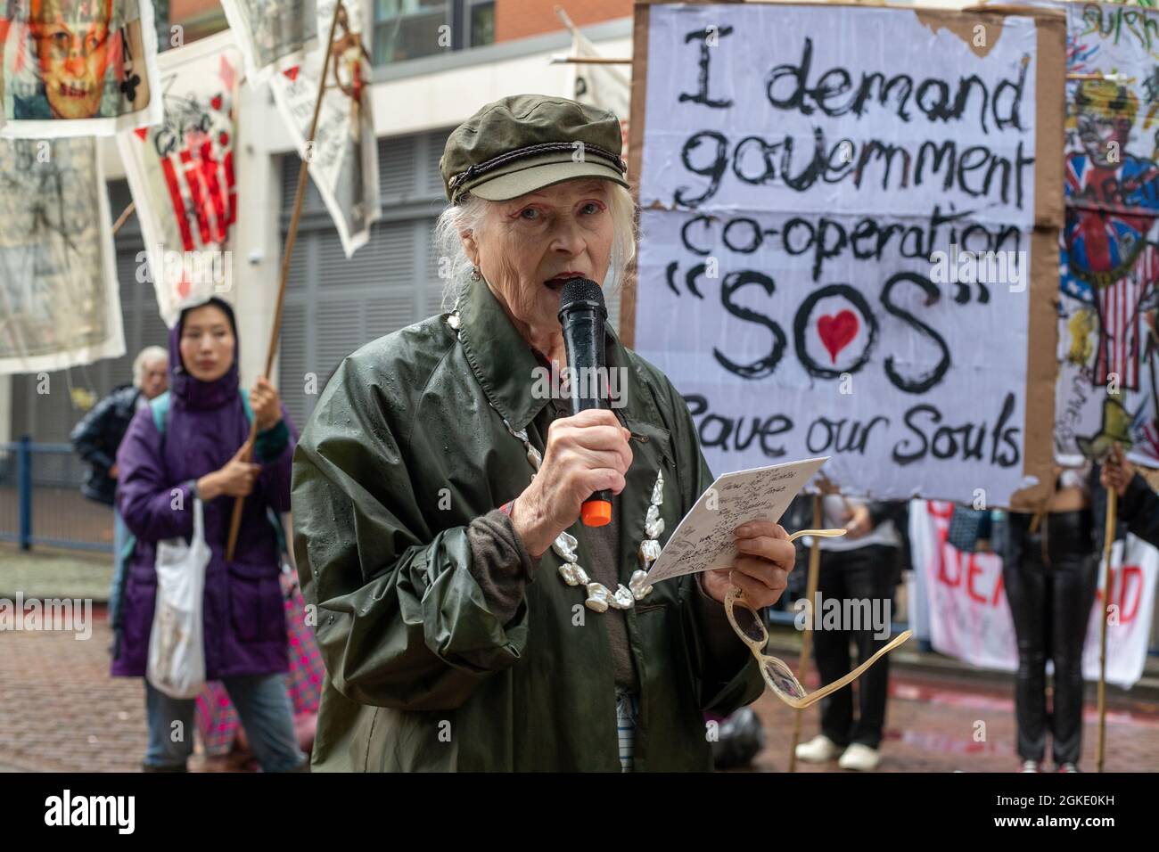 LONDRA, INGHILTERRA - Settembre 14 2021, la stilista di moda Dame Vivienne Westwood dà un discorso a attivisti anti-guerra al di fuori del centro Excel dove si tiene il DSEI (Defense and Security Equipment International) Foto Stock