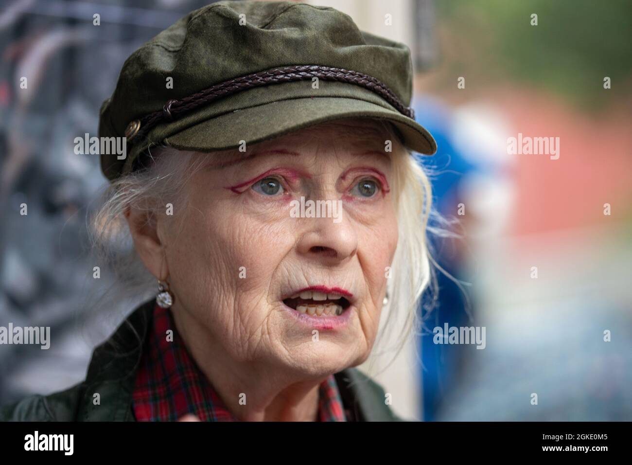 LONDRA, INGHILTERRA - Settembre 14 2021, la stilista di moda Dame Vivienne Westwood dà un discorso a attivisti anti-guerra al di fuori del centro Excel dove si tiene il DSEI (Defense and Security Equipment International) Foto Stock