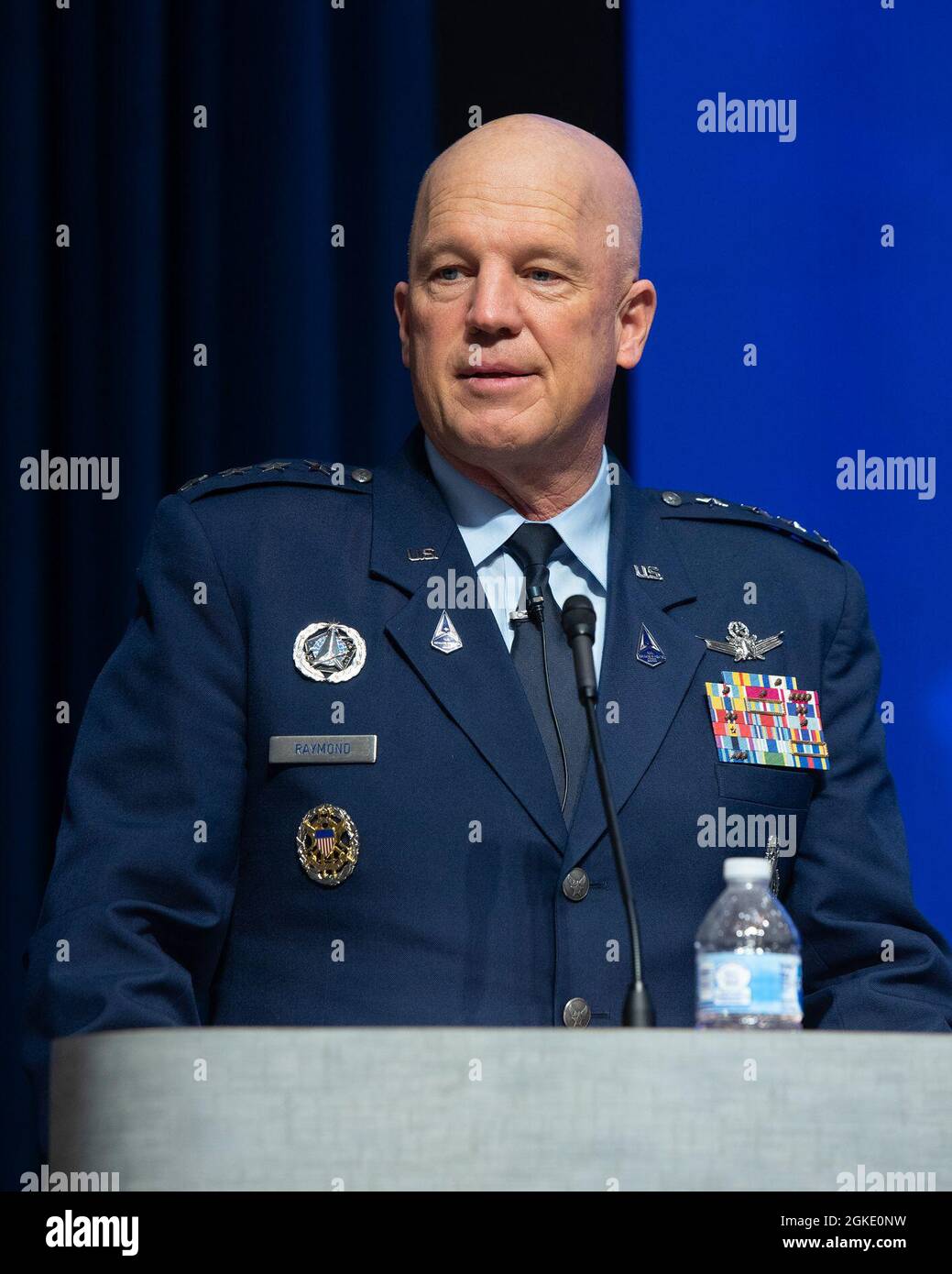 John W. Raymond, capo delle operazioni spaziali, ha celebrato il discorso di laurea presso la cerimonia di laurea dell'Air Force Institute of Technology presso la base dell'aeronautica militare di Wright-Patterson, Ohio. Marzo 25, 2021. La classe di laurea di più di 200 studenti includeva 34 Guardiani che guadagnavano i loro diplomi avanzati. Foto Stock