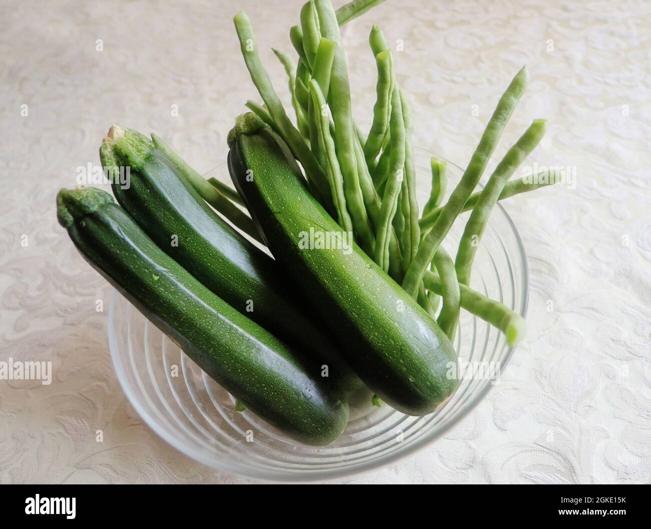 Orticoltura sul balcone, zucchine coltivate in casa e fagioli verdi Foto Stock