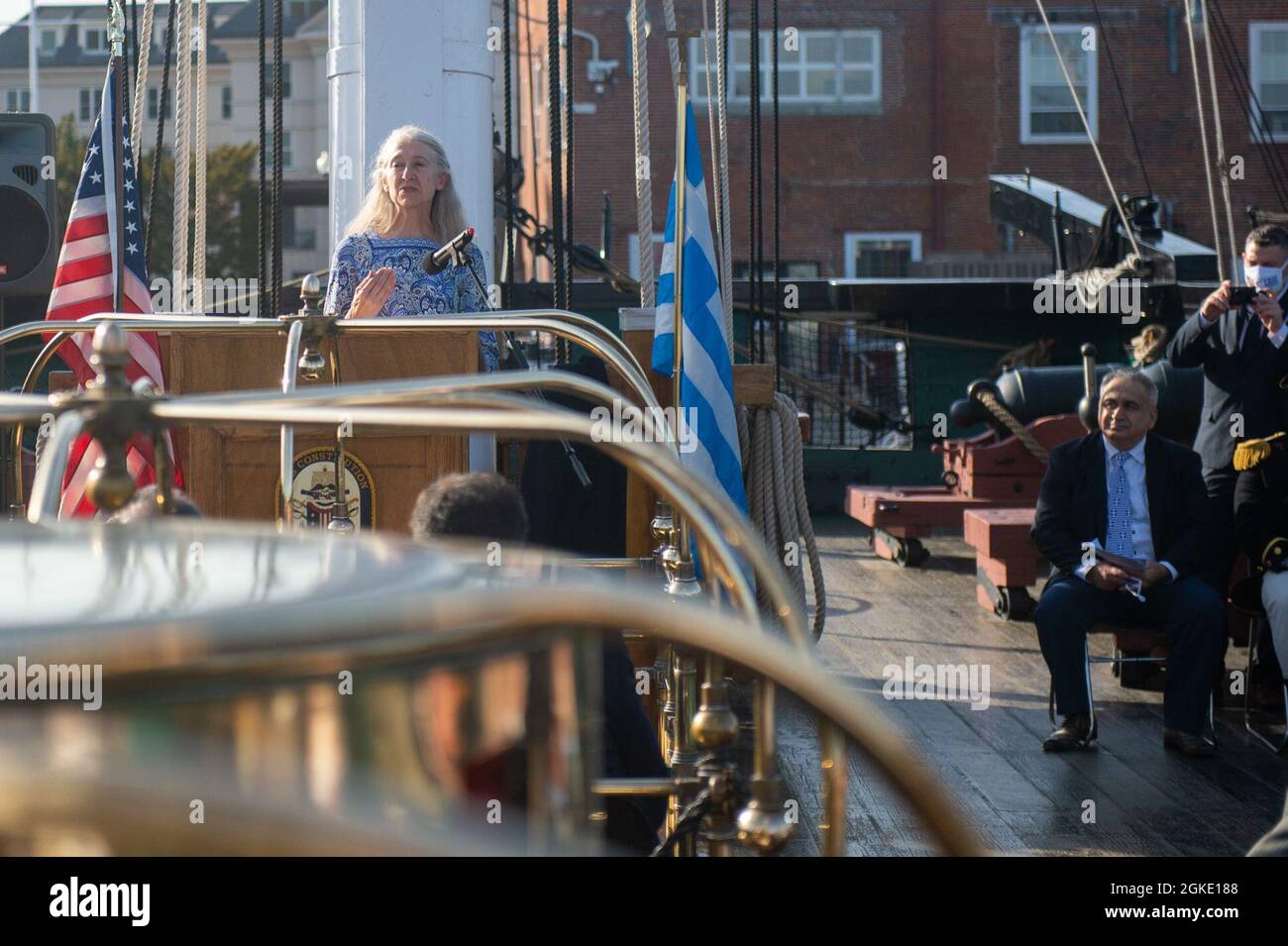 BOSTON (25 marzo 2021) la USS Constitution ospita i generali console di Grecia, Haiti, Portogallo e Israele durante la celebrazione del 200° anniversario dell’indipendenza greca sul ponte di spare della nave. USS Constitution, è la più antica nave da guerra commissionata al mondo a galla, e ha giocato un ruolo cruciale nelle guerre barbariche e nella guerra del 1812, difendendo attivamente le corsie marine dal 1797 al 1855. Durante le normali operazioni, i marinai attivi di stanza a bordo della USS Constitution forniscono visite gratuite e offrono visite pubbliche a più di 600,000 persone all’anno, in quanto sostengono la missione della nave di promuovere la Na Foto Stock