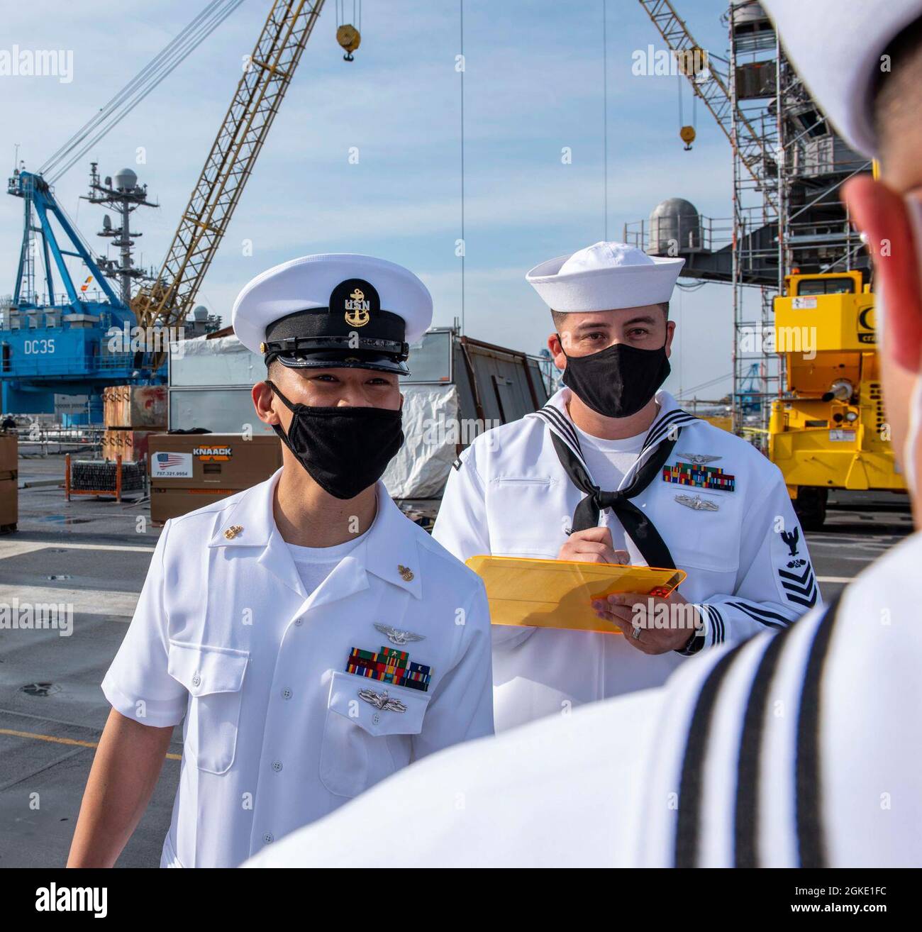 210325-N-SY758-1007 PORTSMOUTH, Va. (25 marzo 2021) Capo Aviazione Boatswain’s Mate (Equipment) Joseph Naval effettua un’ispezione uniforme a bordo della portaerei USS George H. W. Bush (CVN 77). GHWB è attualmente a Norfolk Naval Shipyard per il suo docking pianificato Incremental Availability. Foto Stock